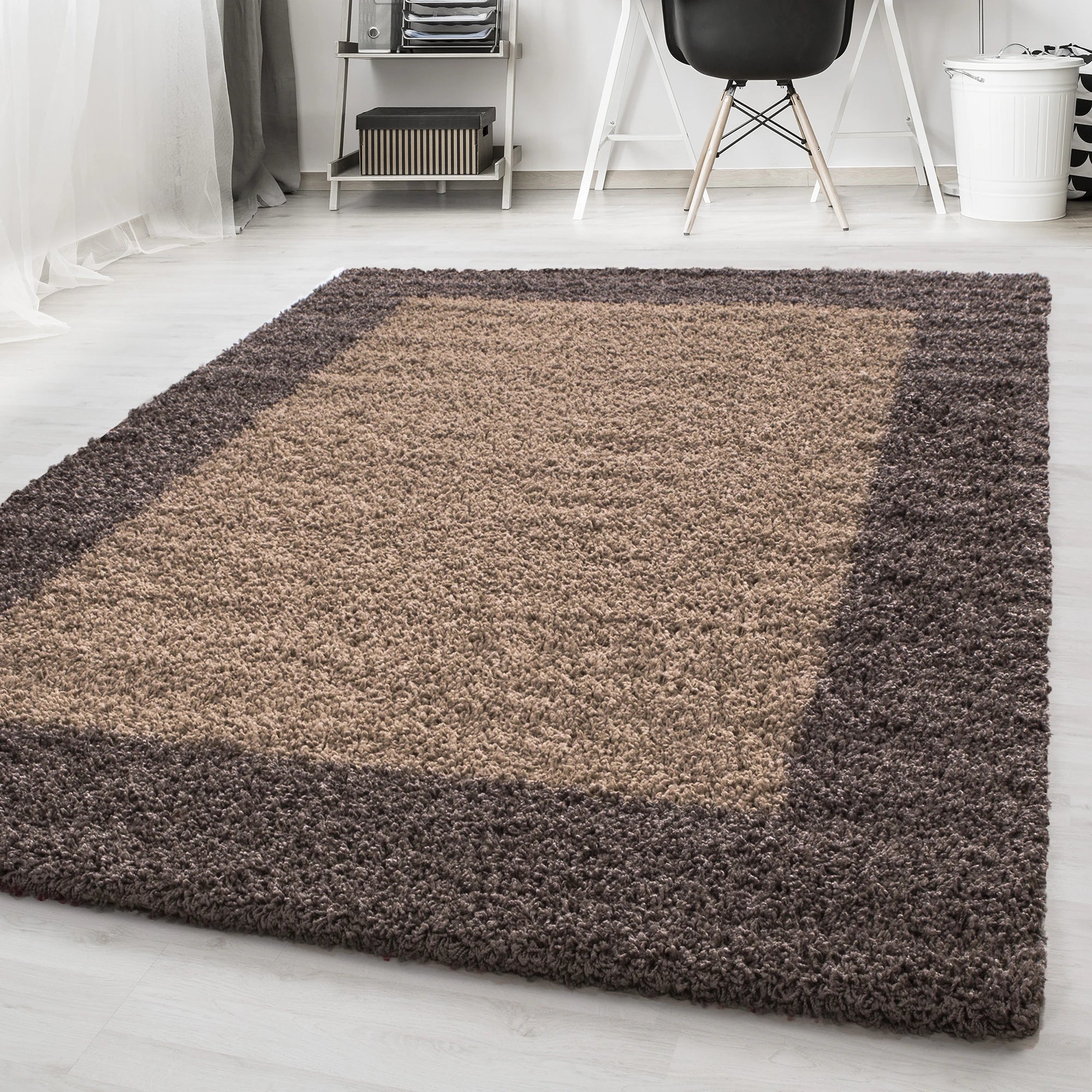 Eleganter Teppich mit Bordüre, modern