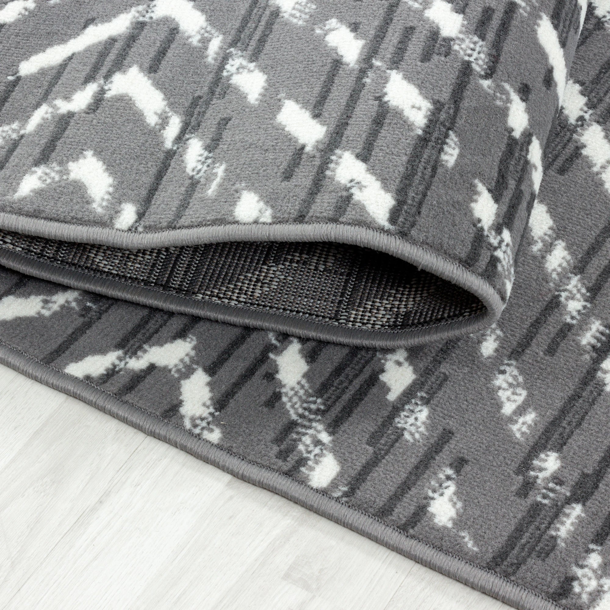 Geometrischer Rautenteppich in Grau
