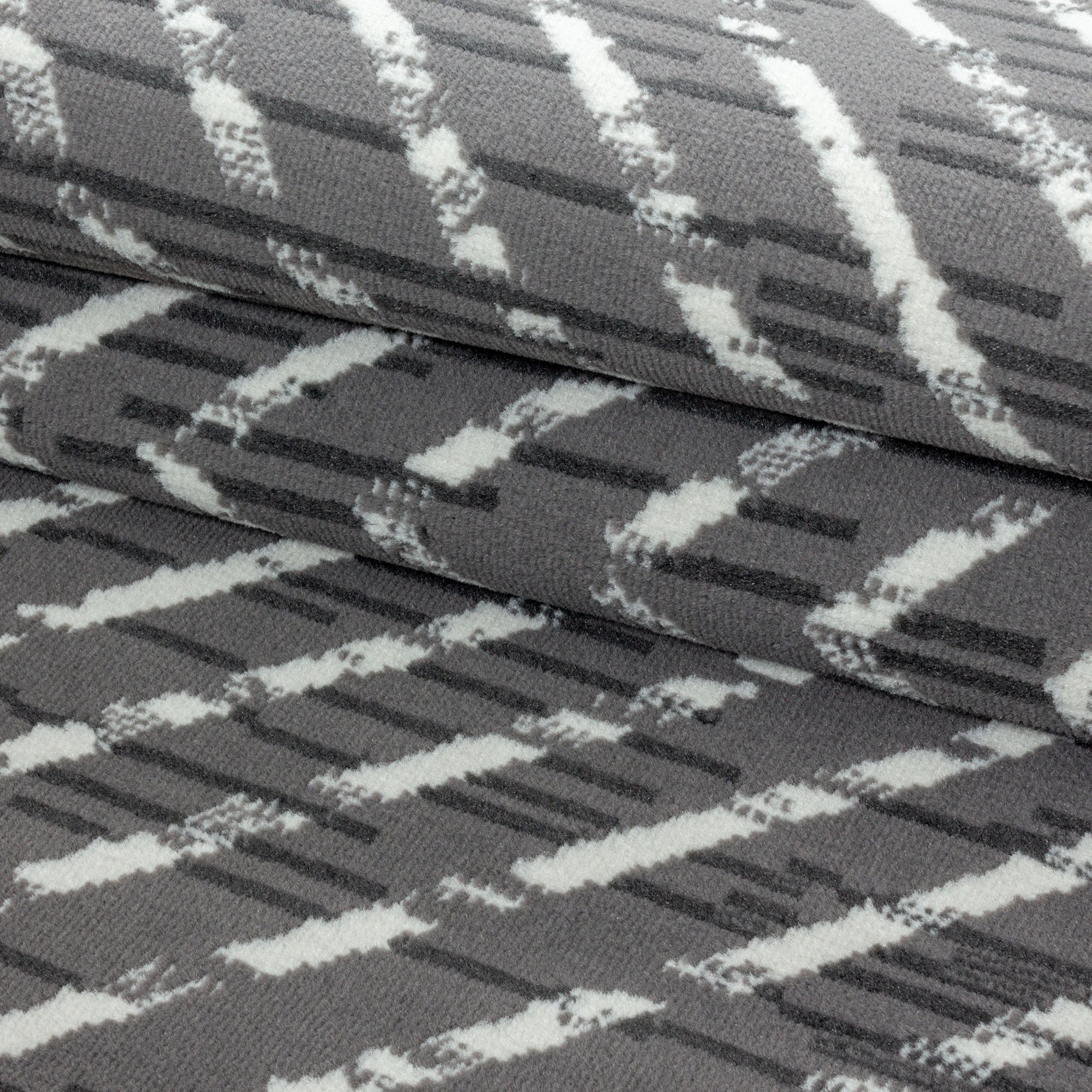 Geometrischer Rautenteppich in Grau