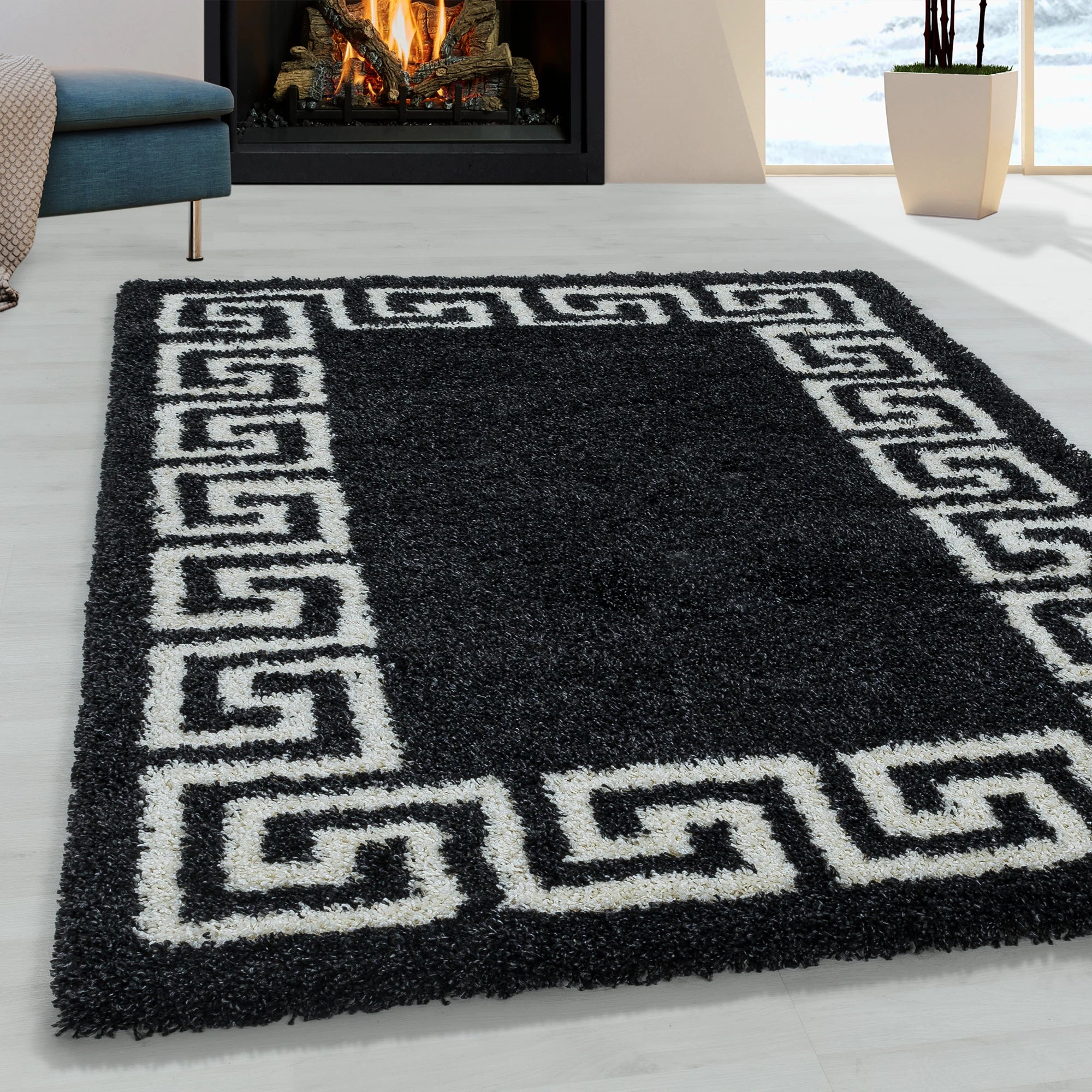 Schicker Teppich mit Mäandermuster