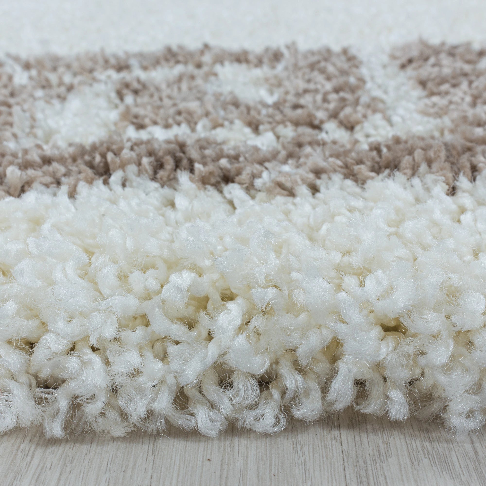 Teppich mit Mäandermuster in Beige