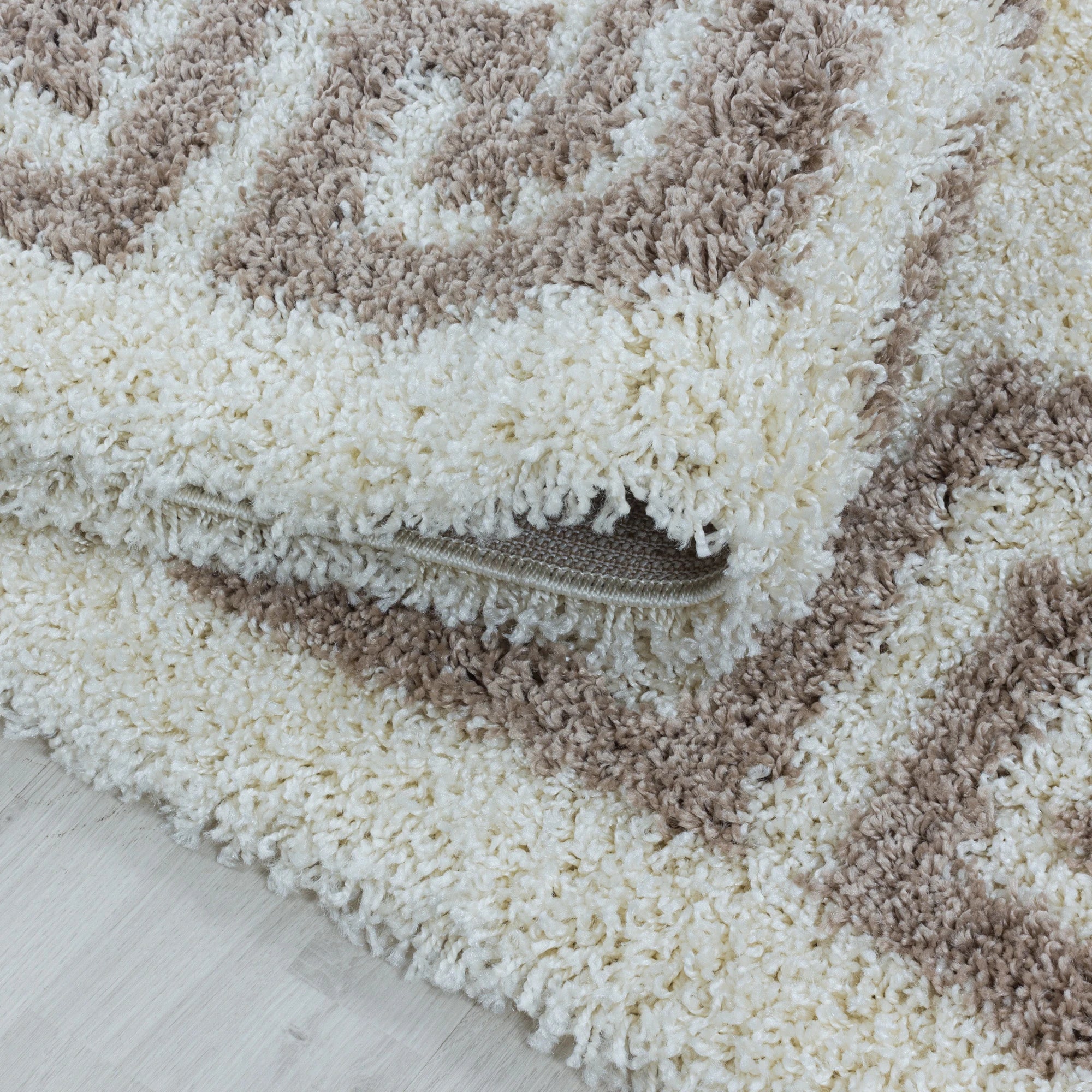 Teppich mit Mäandermuster in Beige