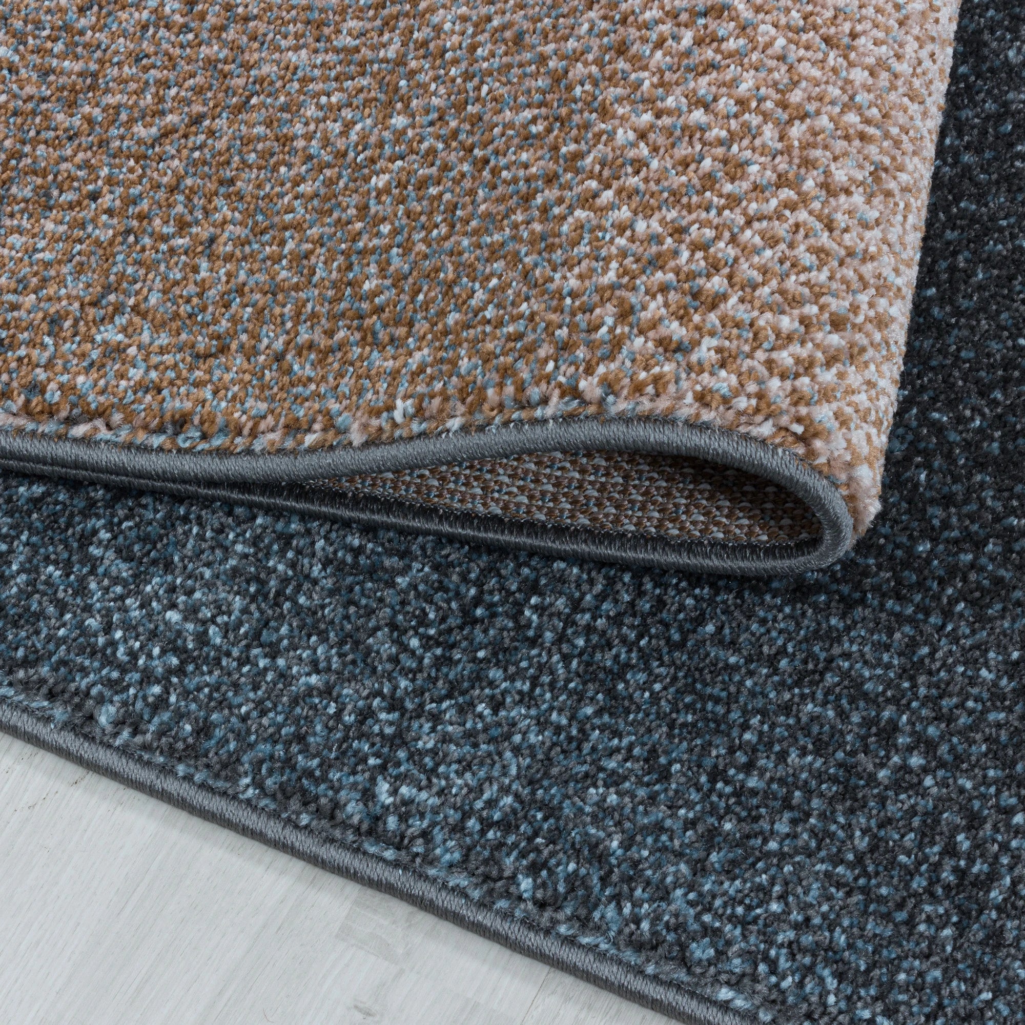 Abstrakter Freeform-Teppich in Blau