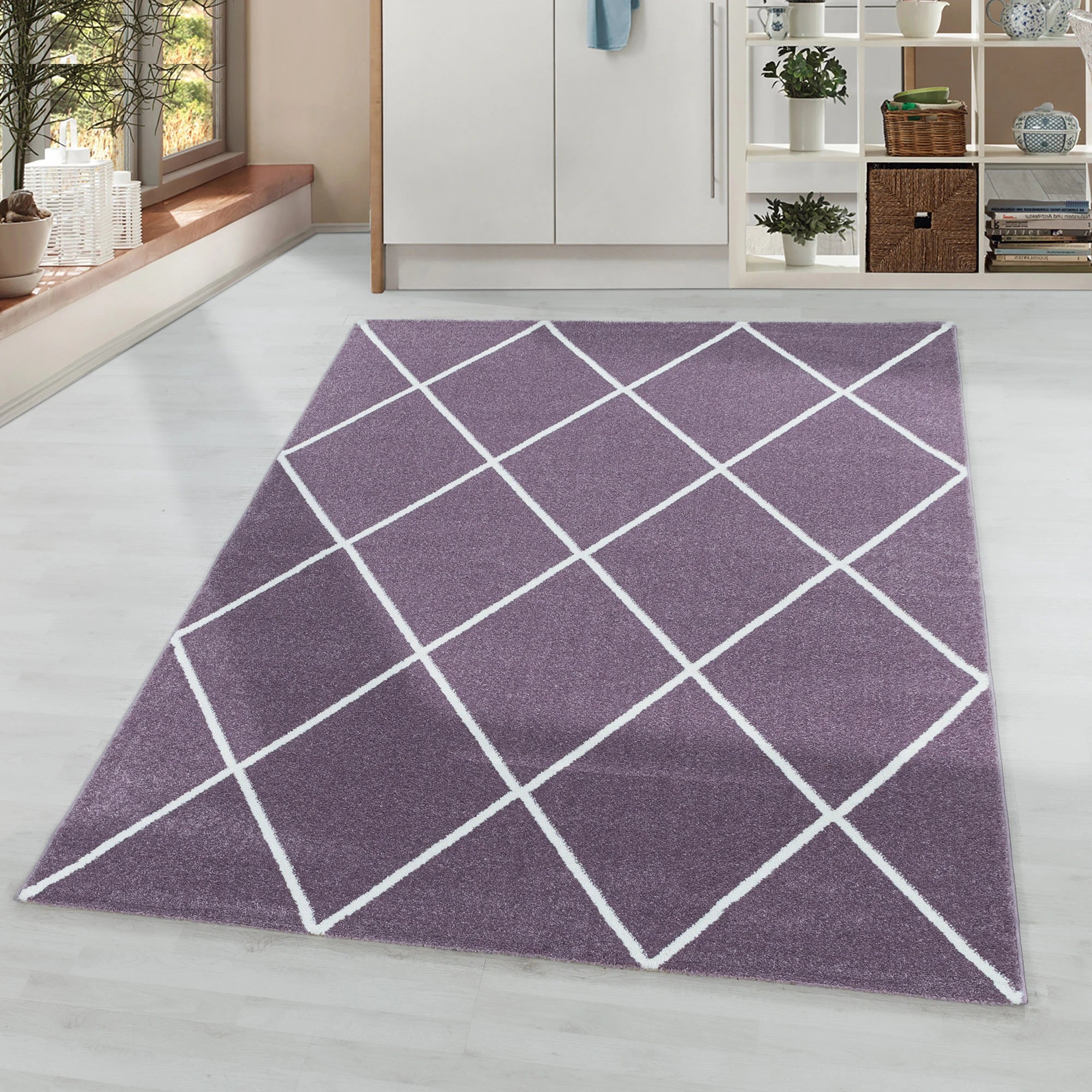 Moderner Teppich mit geometrischem Rautenmuster