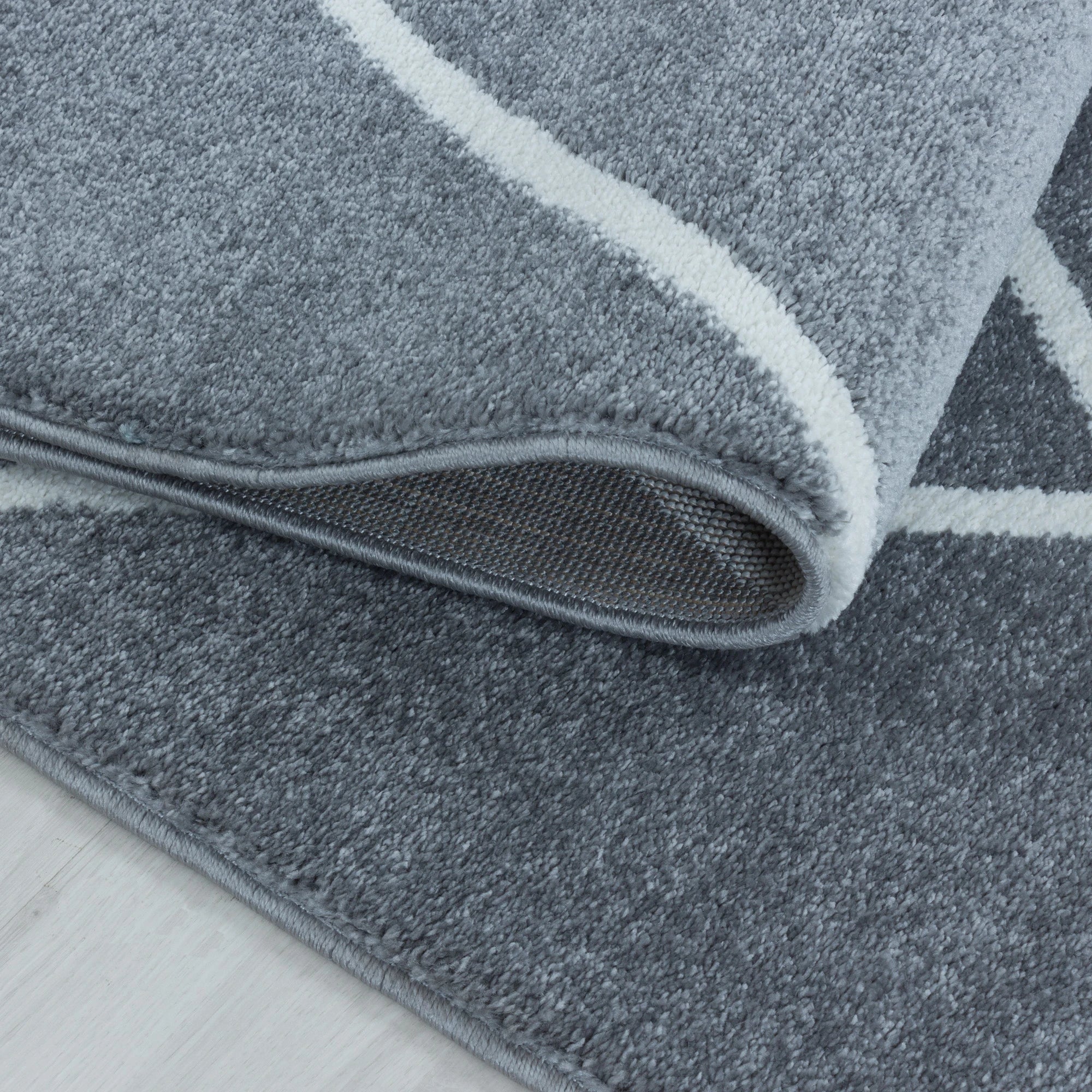 Geometrischer Mosaikteppich in Silber