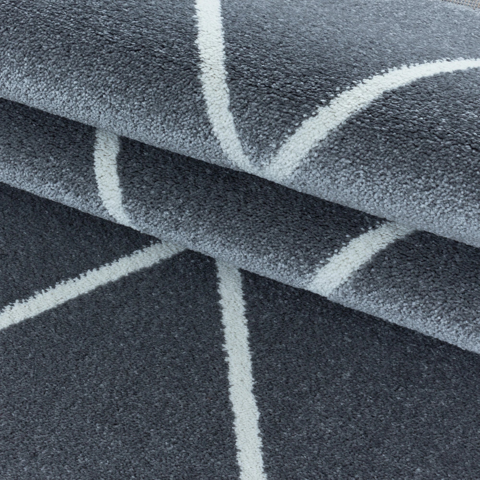 Geometrischer Mosaikteppich in Silber