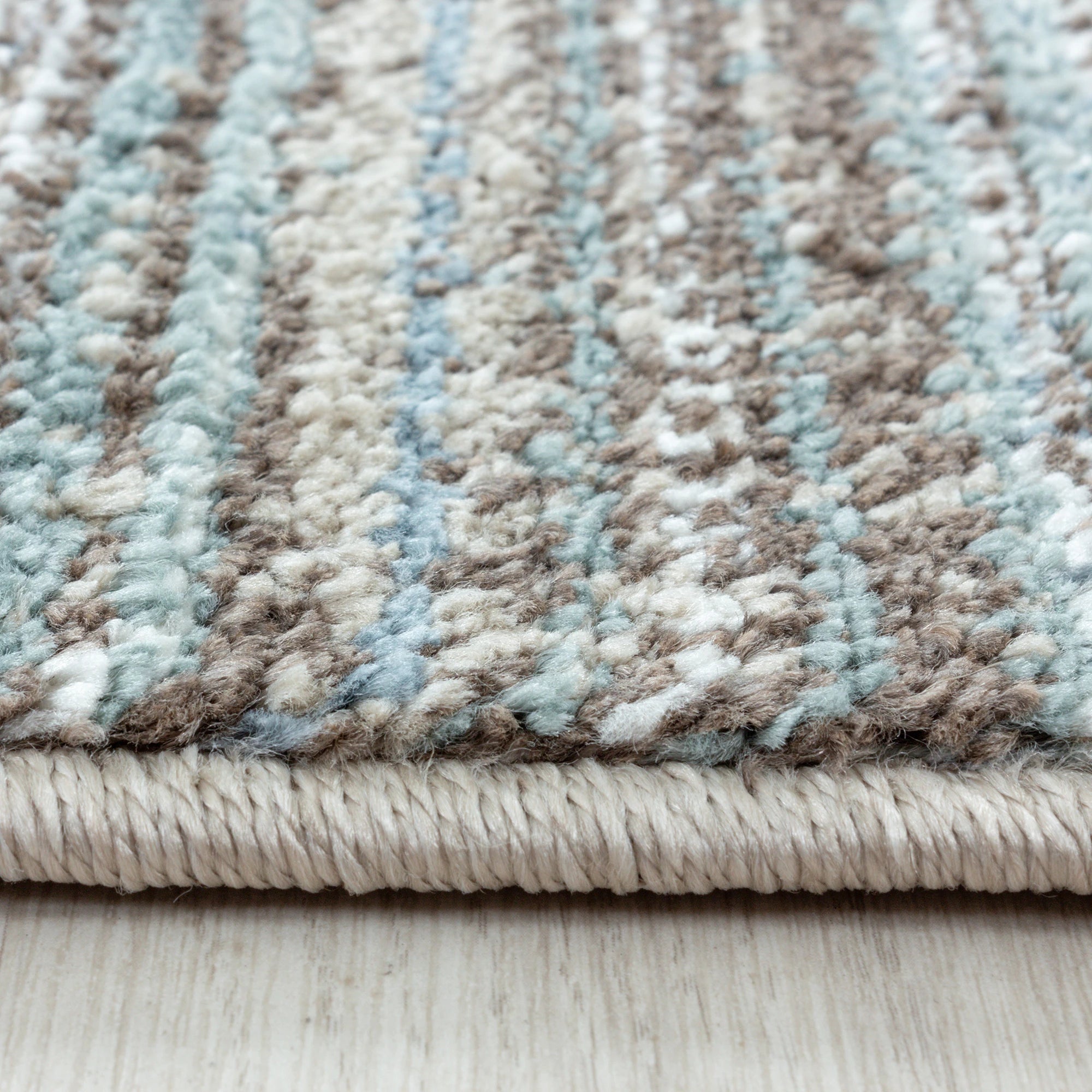 Gestreifter Teppich in Grau