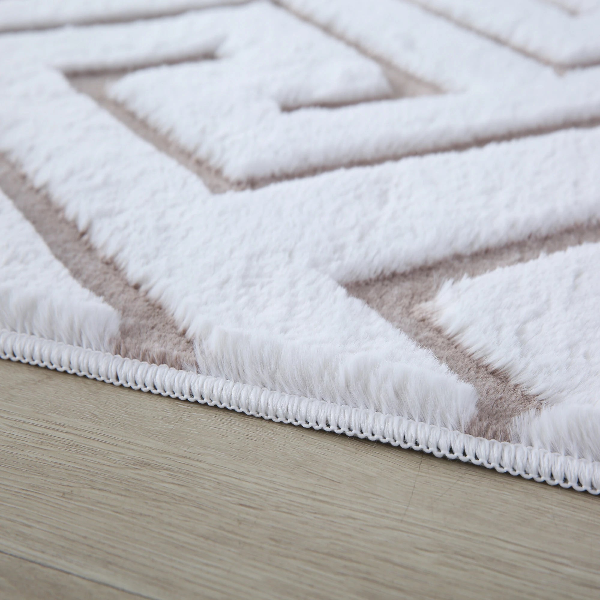 Skandinavischer gemütlicher Teppich in Beige