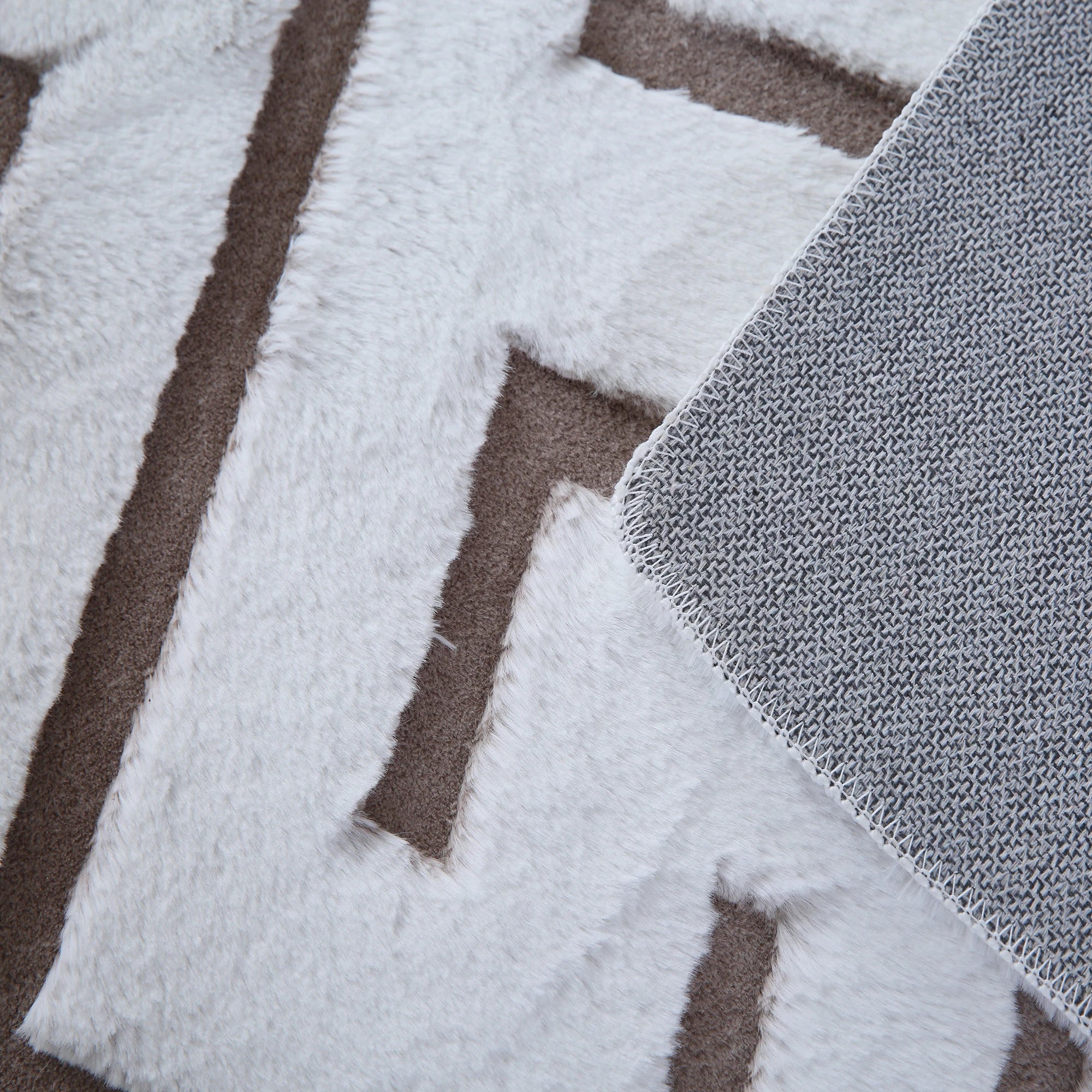 Skandinavischer gemütlicher Teppich in Beige