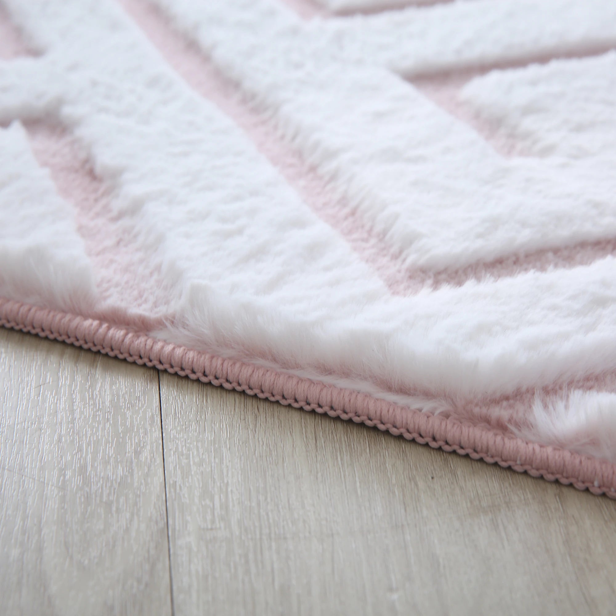 Scandinavian Chic Area Rug Pink