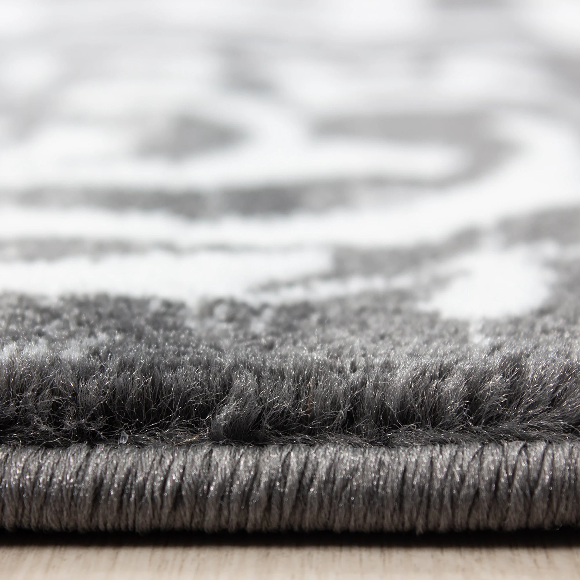 Teppich mit Mäandermuster in Grau