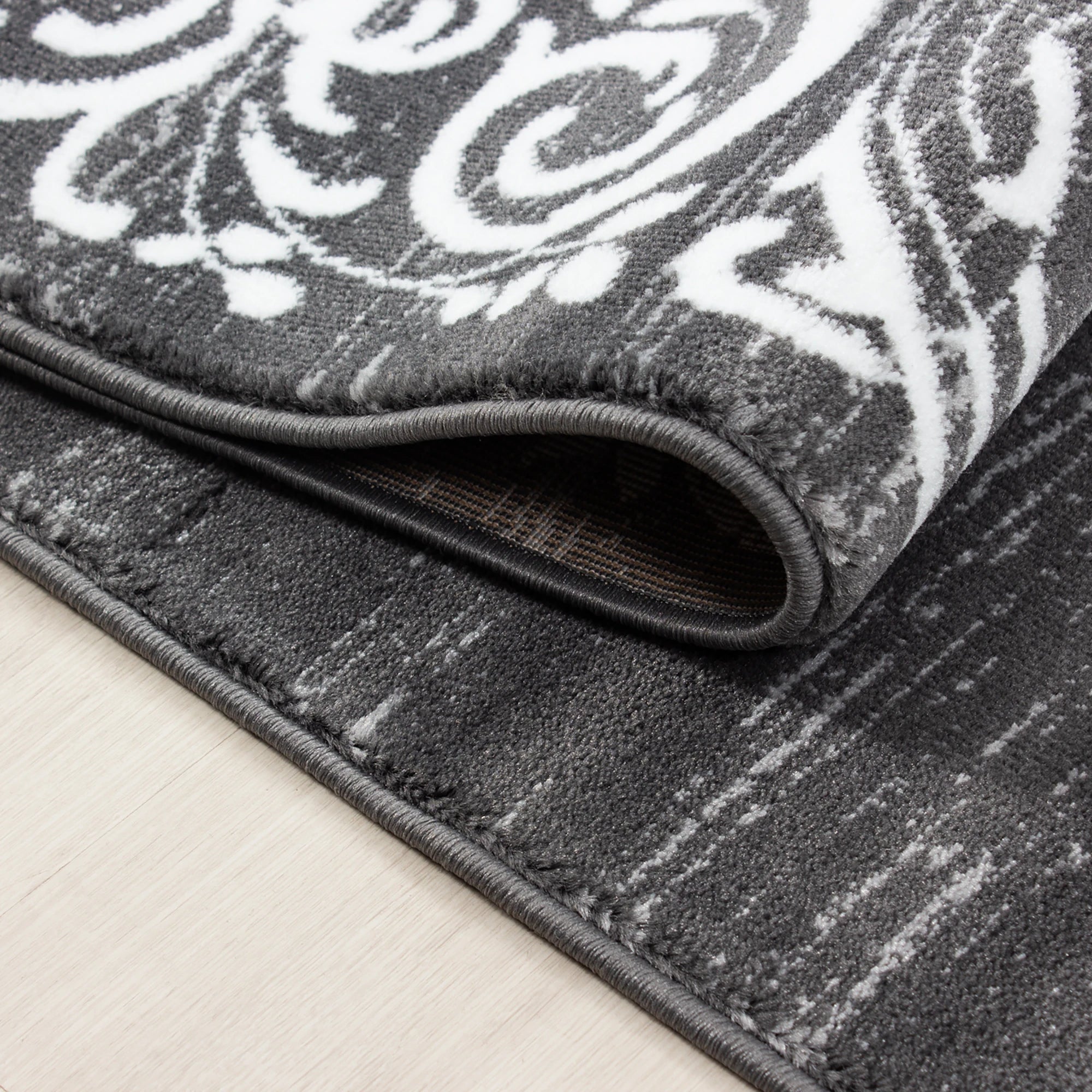 Teppich mit Mäandermuster in Grau