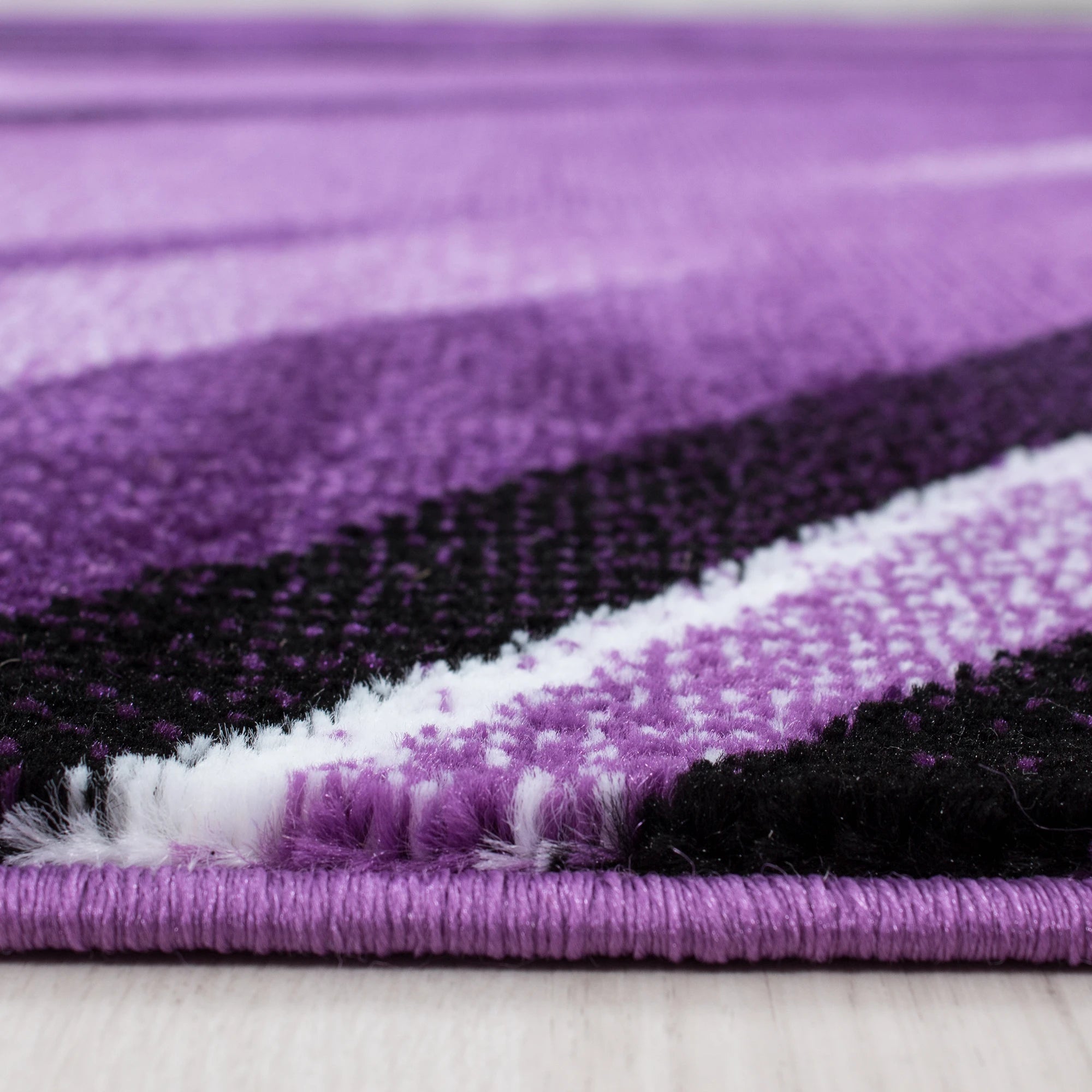 Freeform Chic Teppich mit abstrakten Wellen