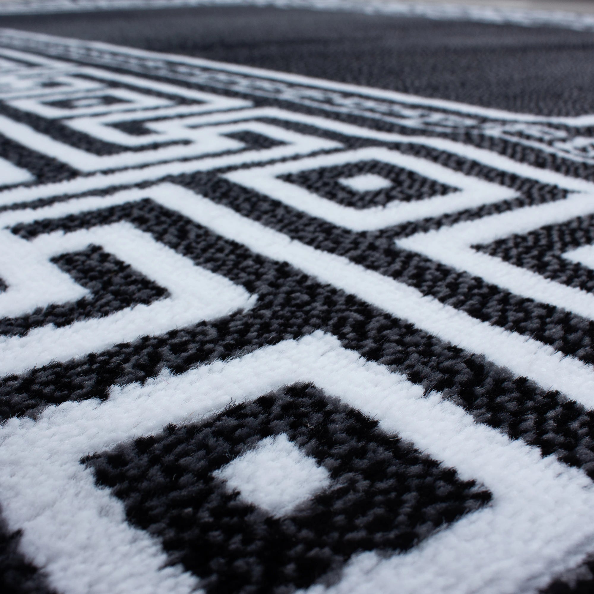 Teppich mit Mäandermuster in Schwarz