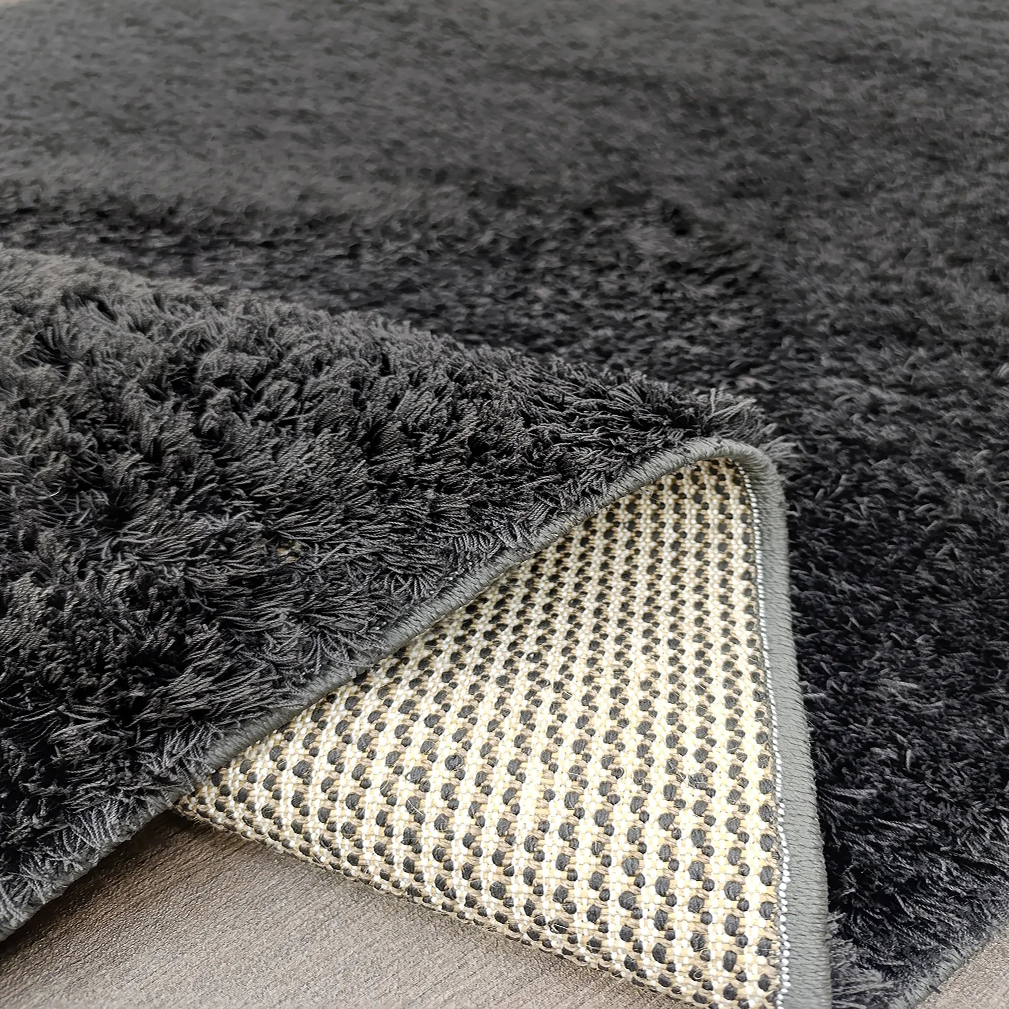 Soft Shaggy Carpet in Anthracite - Bella Rugs