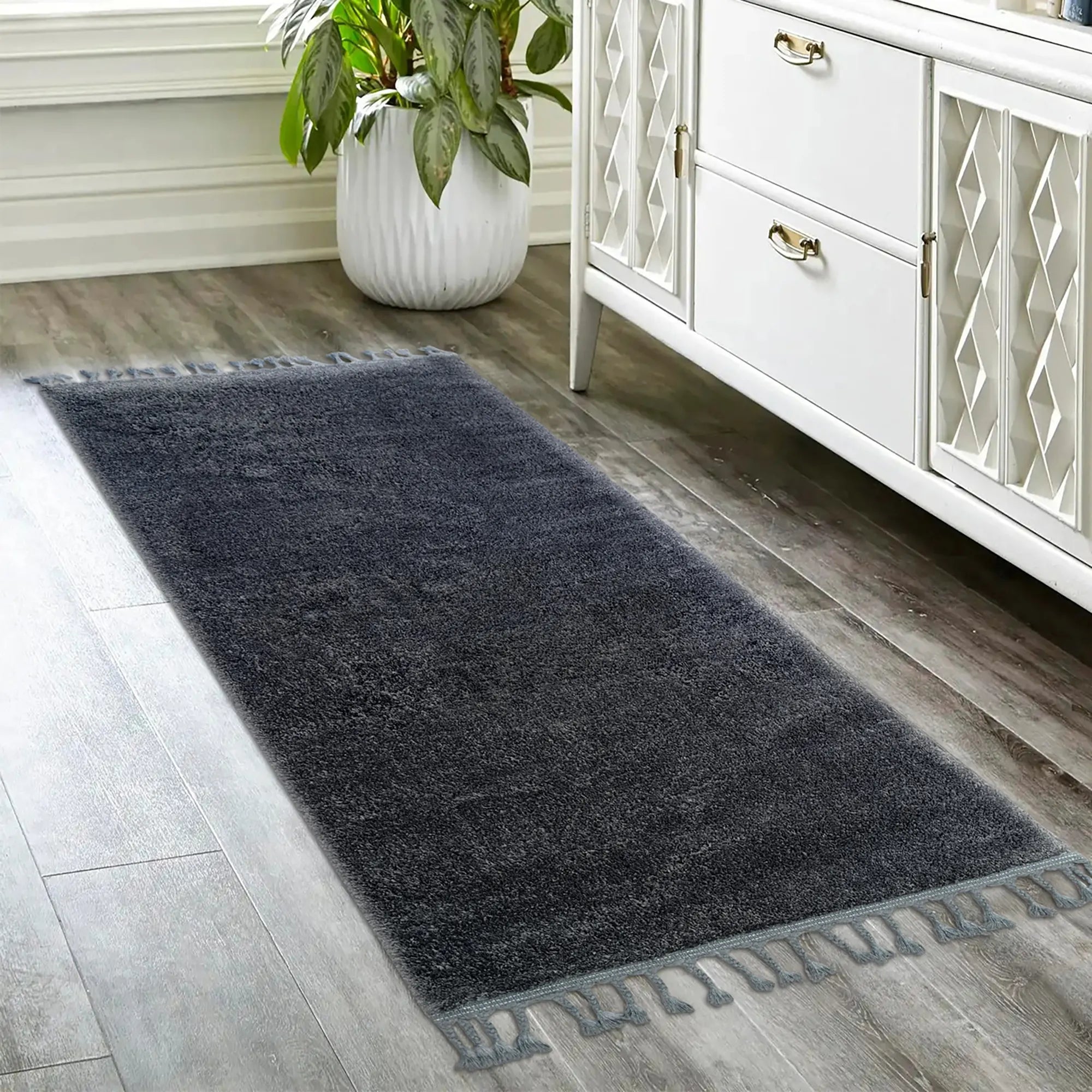 Soft Shaggy Carpet in Anthracite - Bella Rugs