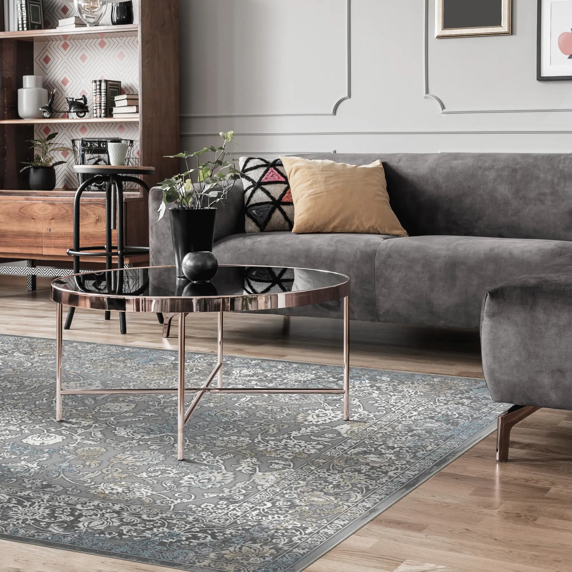 Silberner Wandteppich mit Rankenmuster