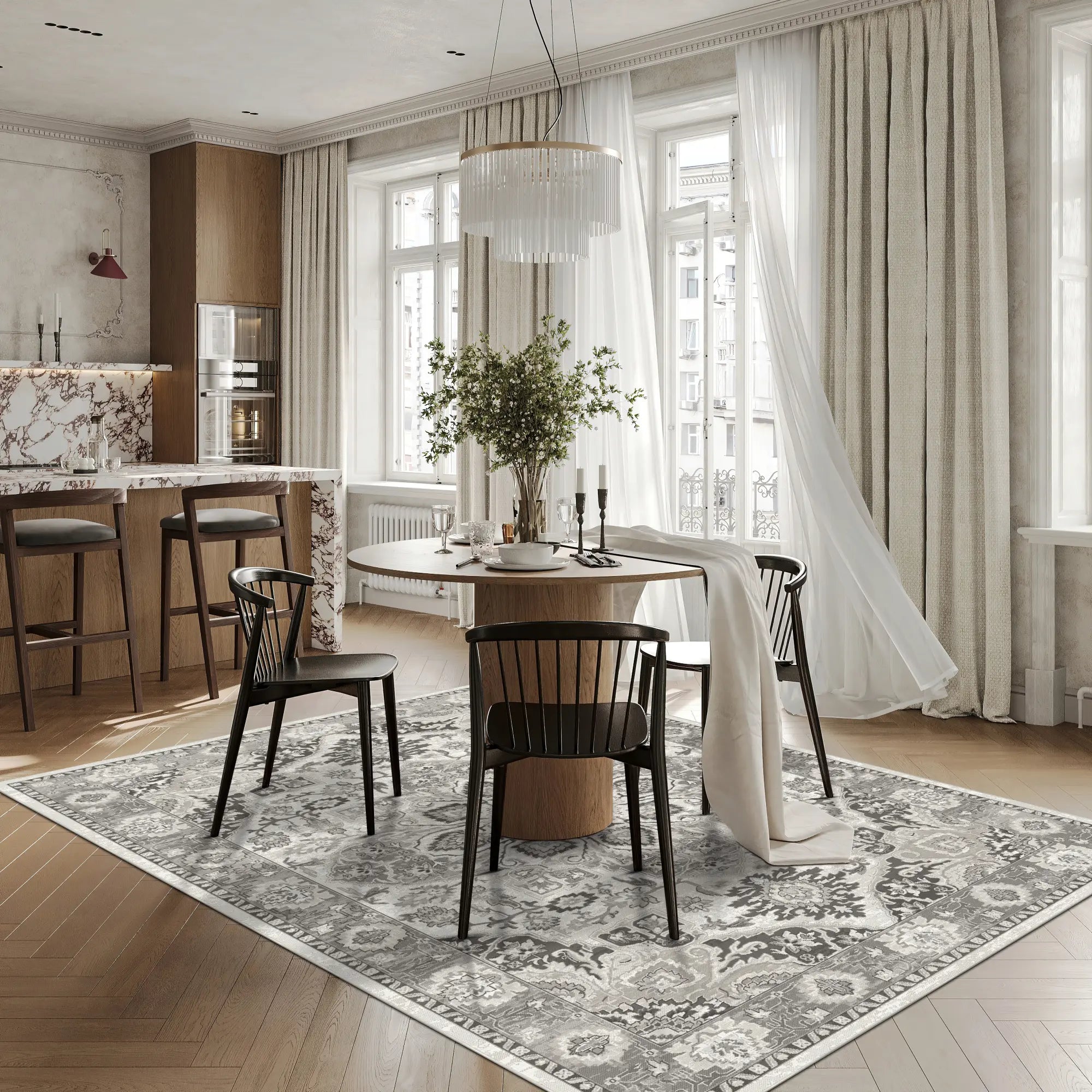 Hellgrauer Teppich mit filigranen Medaillon- und Blumenmustern in einem Esszimmer.