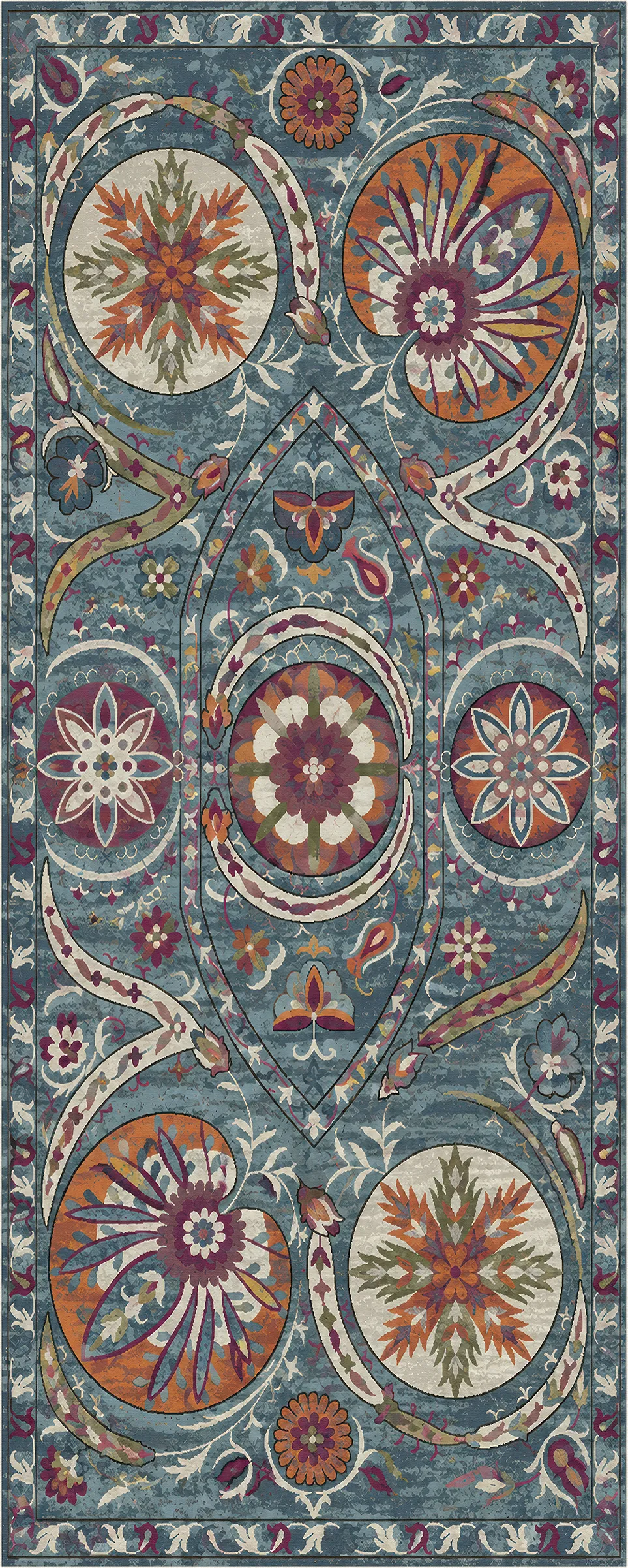 Ein Teppich mit einem detaillierten, symmetrischen botanischen Muster und Medaillonmotiv in gedecktem Blaugrün, Rostorange, Creme und Burgunderrot.