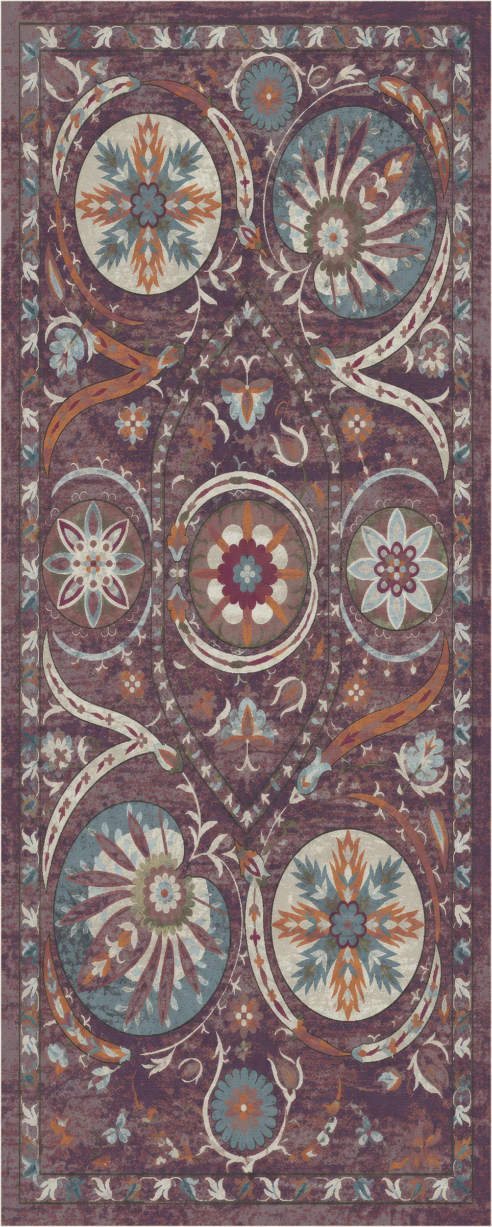 Ein kunstvoll gestalteter rechteckiger Teppich mit einem botanischen Vintage-Muster in gedeckten Erdtönen, mit kreisförmigen Medaillons und geschwungenen floralen Motiven auf einem dunklen mauvebraunen Hintergrund.