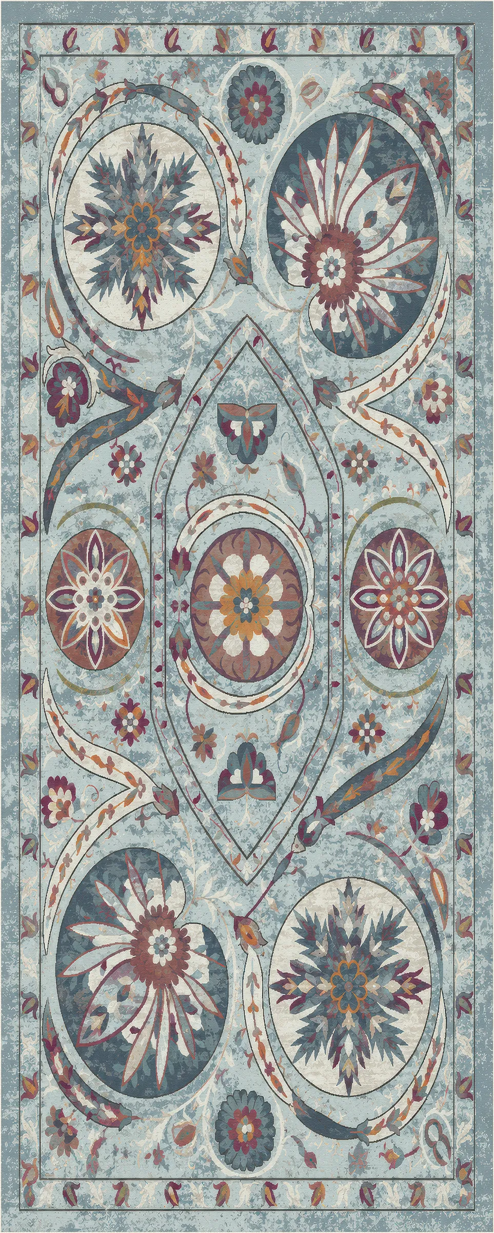 Ein quadratischer Teppich mit einem Used-Look und einem botanischen Muster im Vintage-Stil in gedeckten Blau-, Beige-, Rostrot- und Brauntönen.