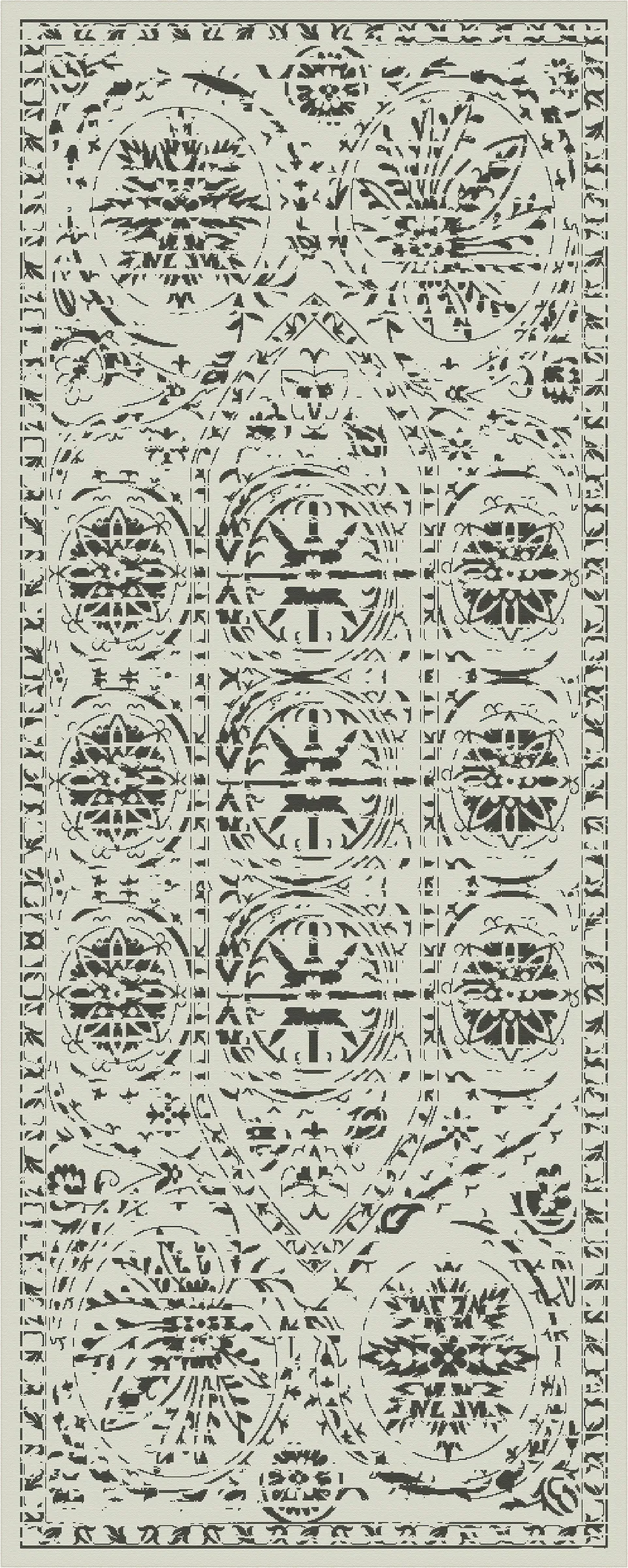 Ein rechteckiger Läufer liegt flach vor weißem Hintergrund und ist mit einem kunstvollen schwarzen geometrischen und floralen Muster mit sich wiederholenden runden Medaillons und einem dekorativen Rand versehen.