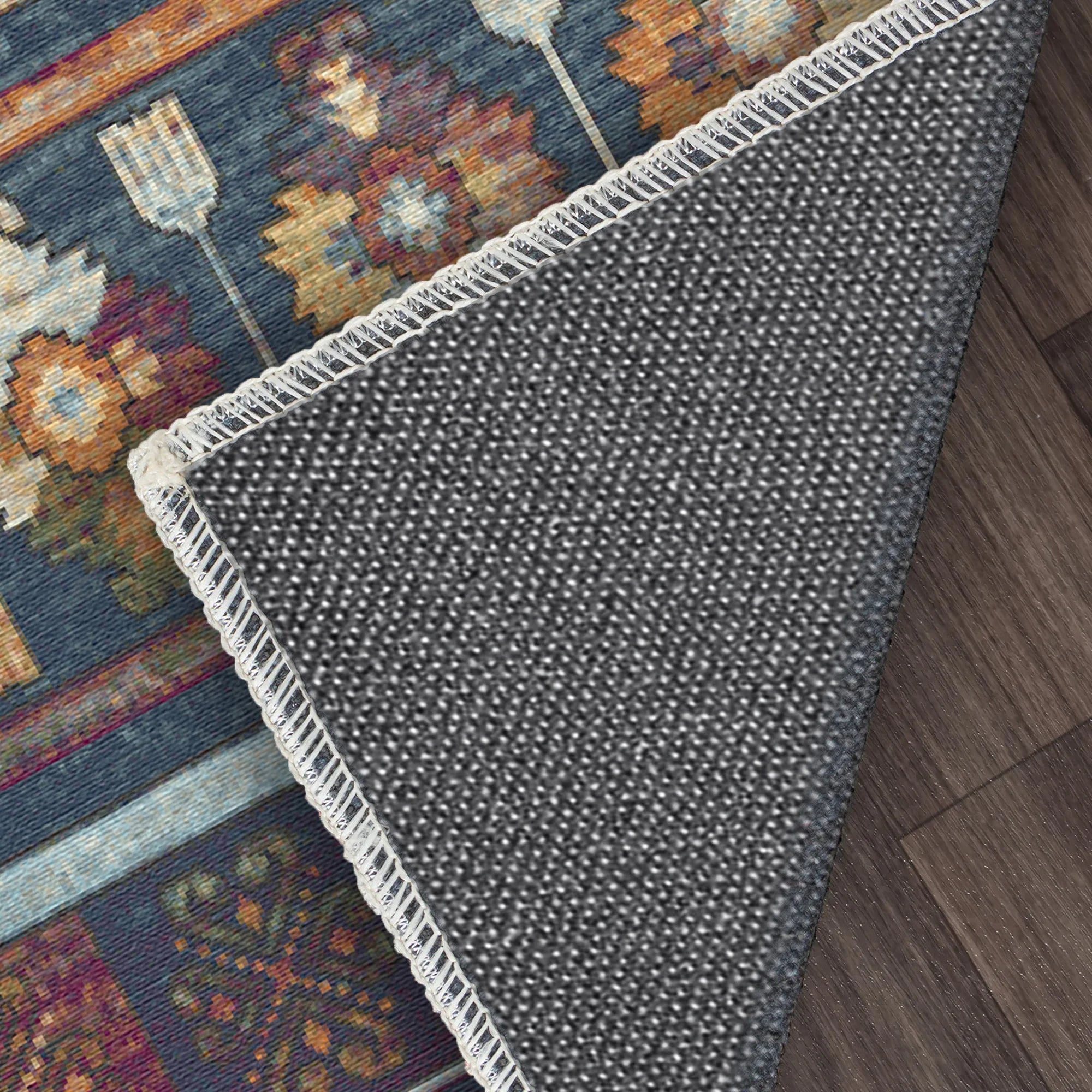 Gestreifter Teppich mit nomadischer Erzählung