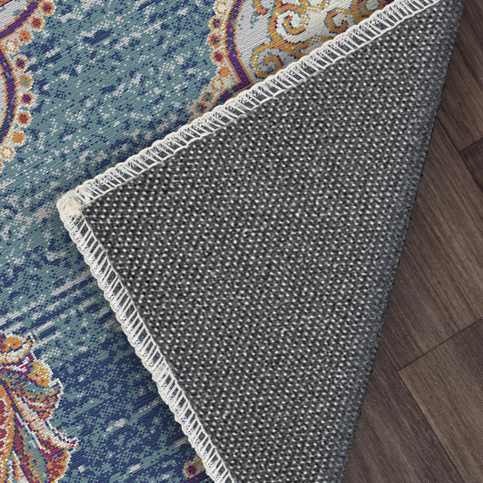 Medaillonteppich mit Indigo Rollwerk