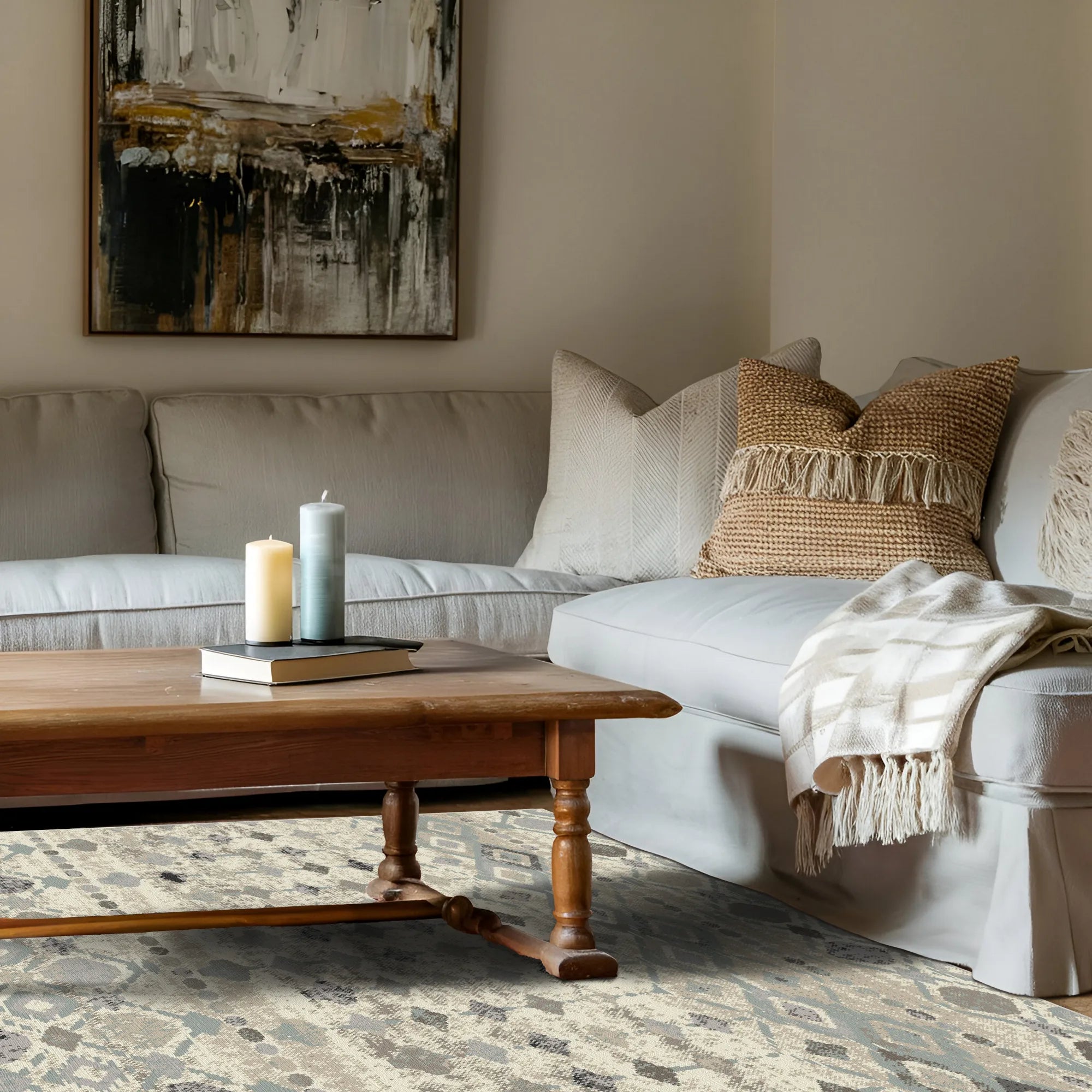 Teppich mit beigen und grauen geometrischen Tribal-Mustern unter einem hölzernen Couchtisch im Wohnzimmer