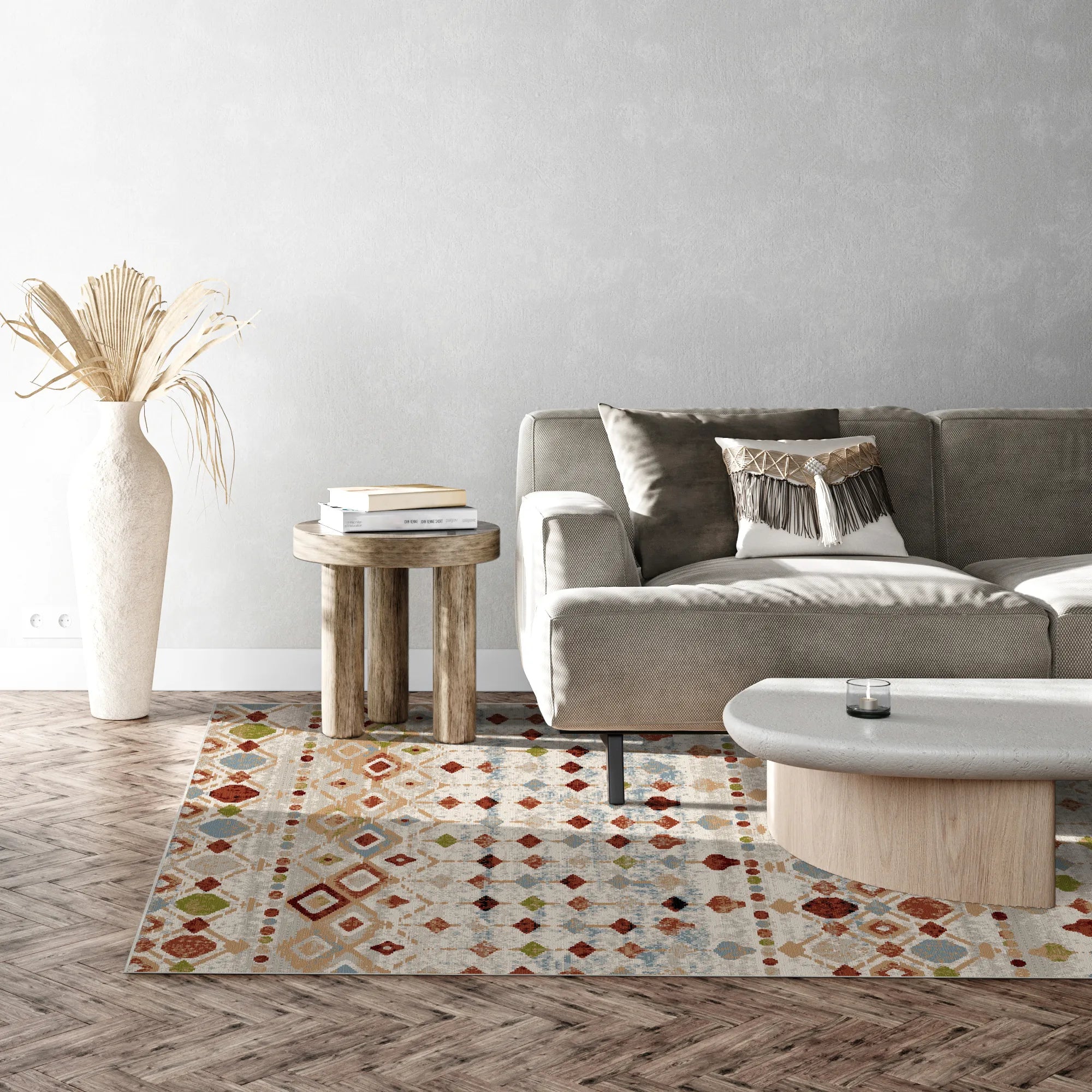 Teppich mit mehrfarbigem, tribal-geometrischem Muster auf hellbeigem Hintergrund im Wohnzimmer