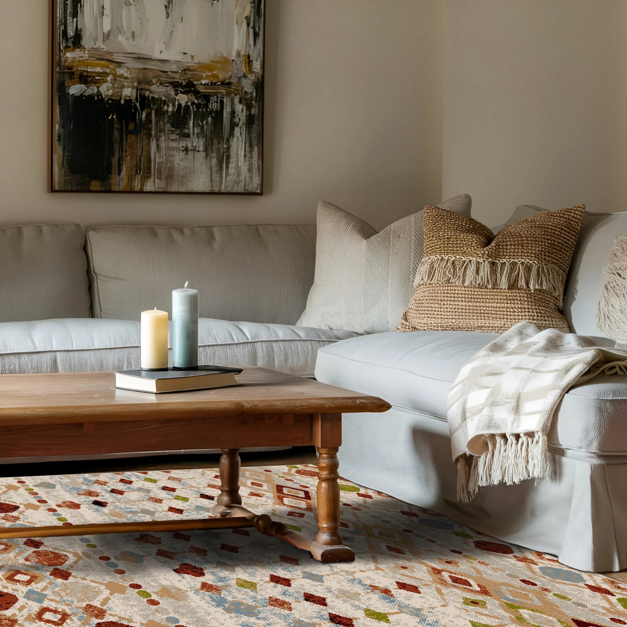 Teppich mit mehrfarbigem, tribal-geometrischem Muster unter einem hölzernen Couchtisch im Wohnzimmer