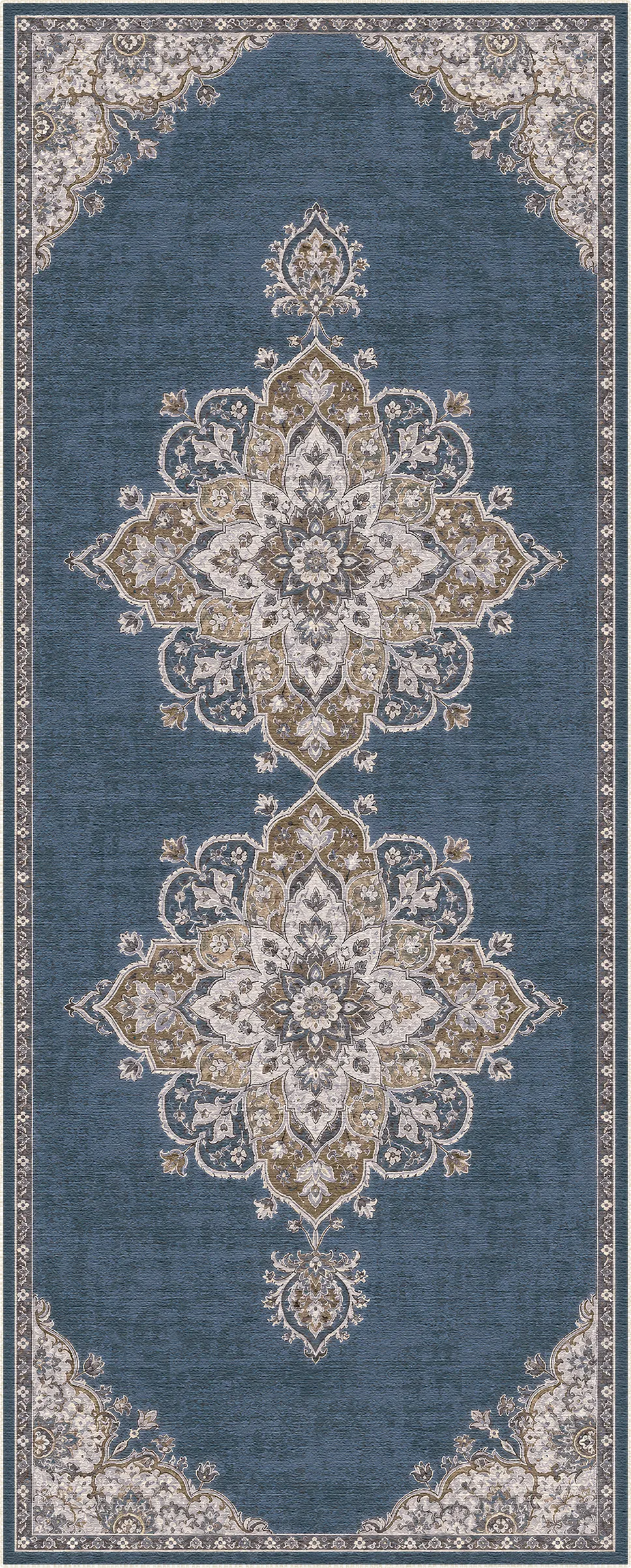 Ein rechteckiger Teppich mit einem traditionellen Medaillonmuster in Schieferblau, Beige und gedämpften Goldtönen, flach vor einem weißen Hintergrund dargestellt.