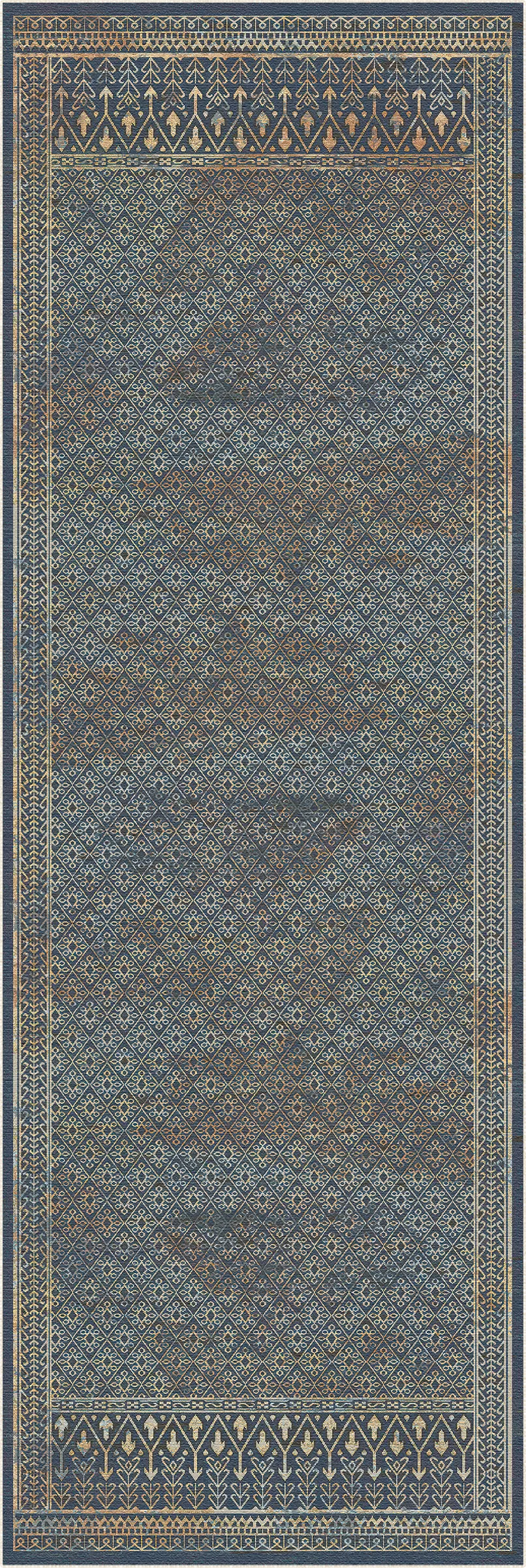 Ein rechteckiger Teppich mit einem traditionellen, bewusst abgenutzten Muster in Schieferblau-, Braun- und Beigetönen, mit einem zentralen Feld und geometrischen Bordüren.