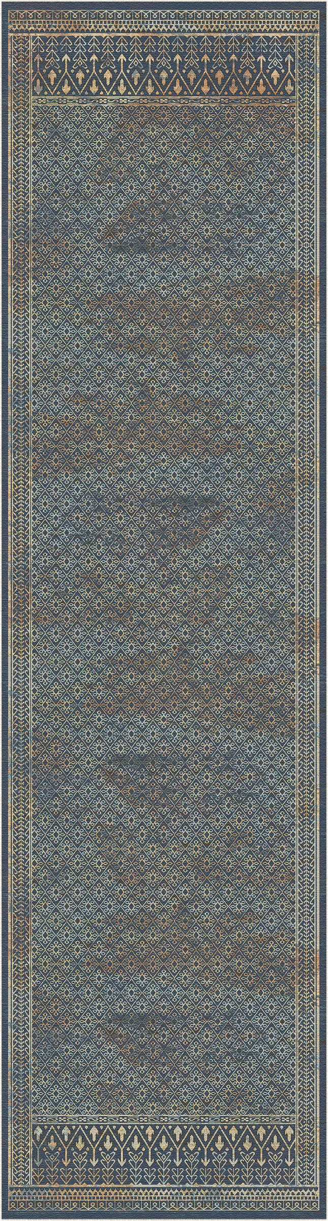 Ein langer, rechteckiger Teppich mit einem kunstvollen traditionellen Muster in gedeckten Blau-, Grau-, Braun- und Beigetönen sowie dekorativen Bordüren am oberen und unteren Rand.