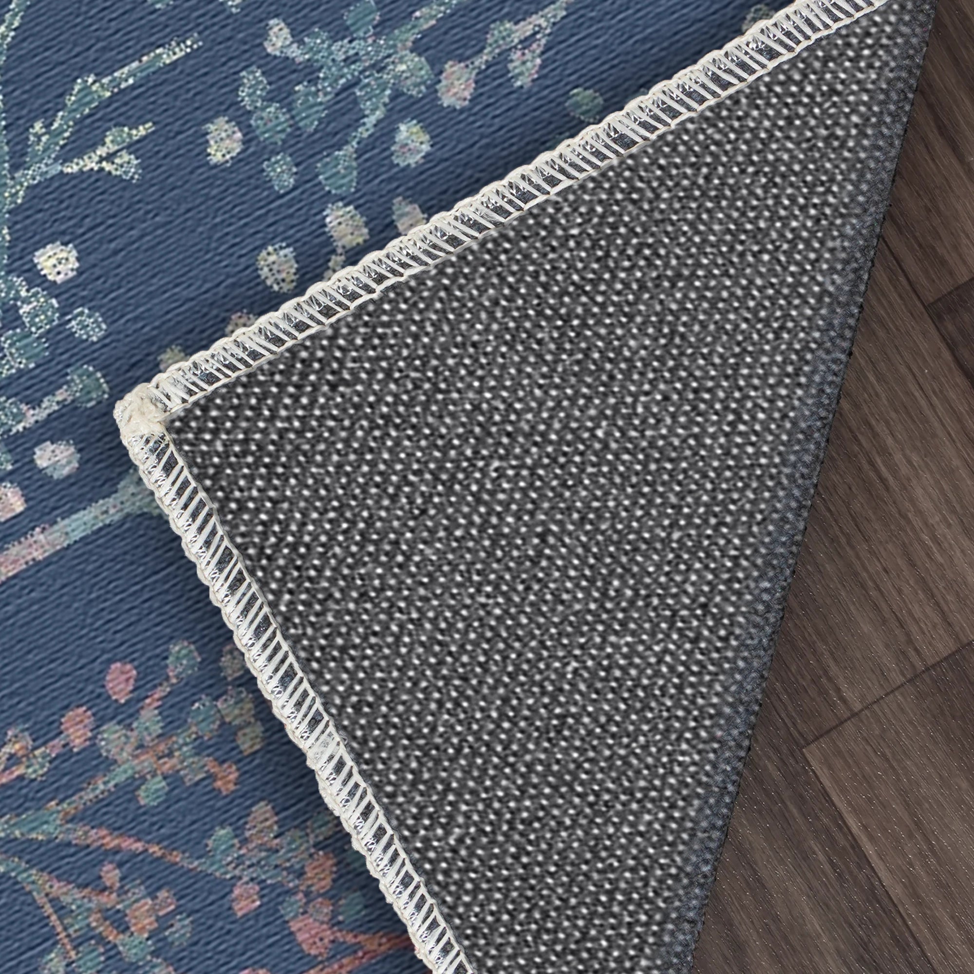 Tiefblauer Teppich mit Botanischem Sprie Muster