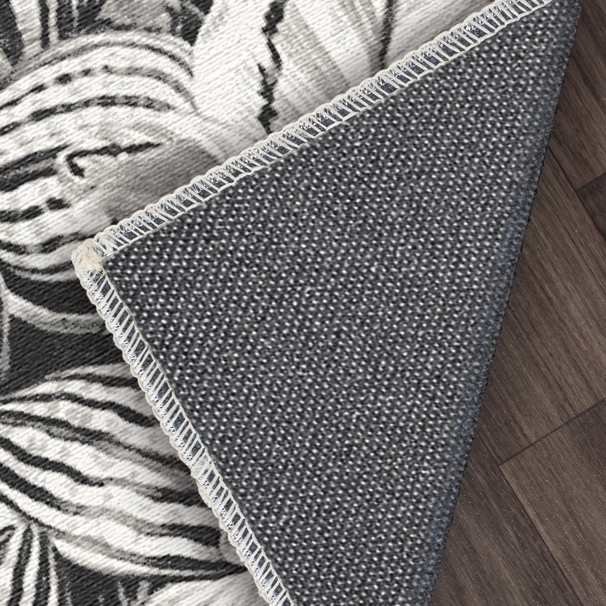 Schwarz Weißer Teppich mit Tropischem Blattmuster