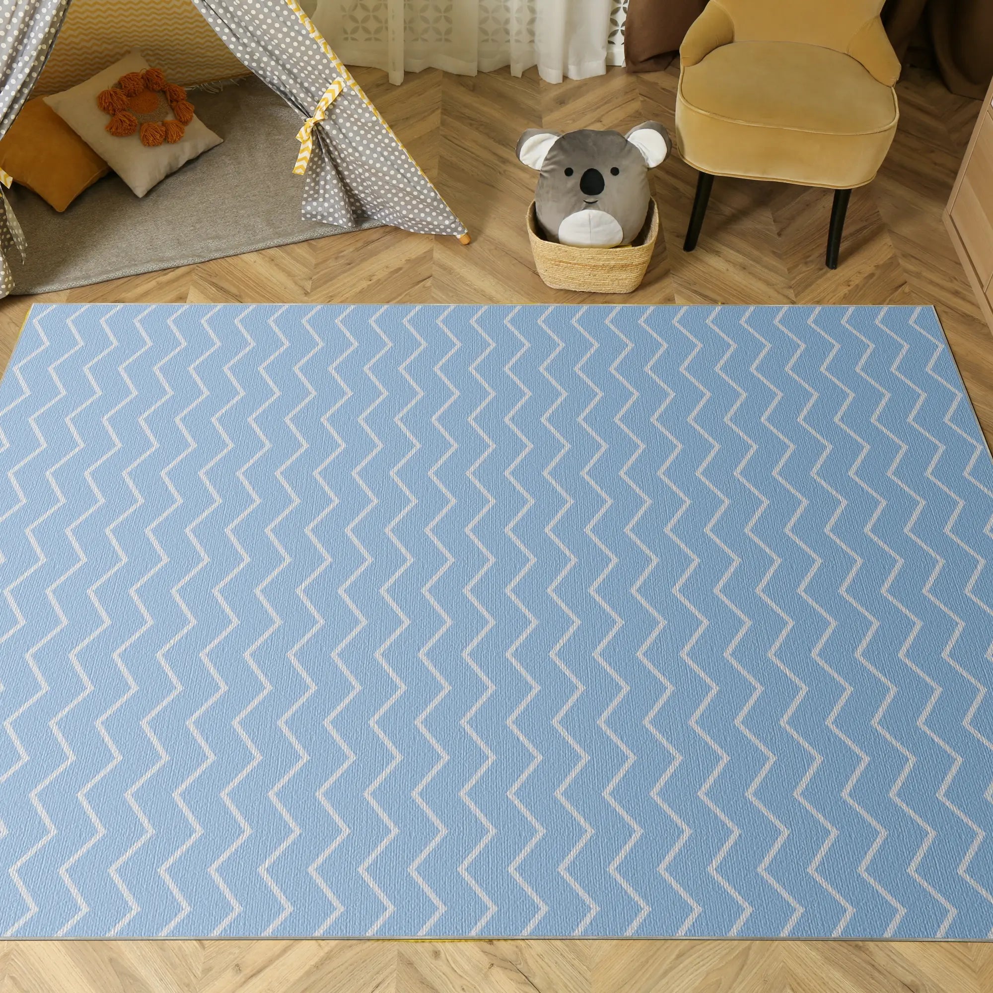 Waschbarer Hellblauer Chevron-Teppich