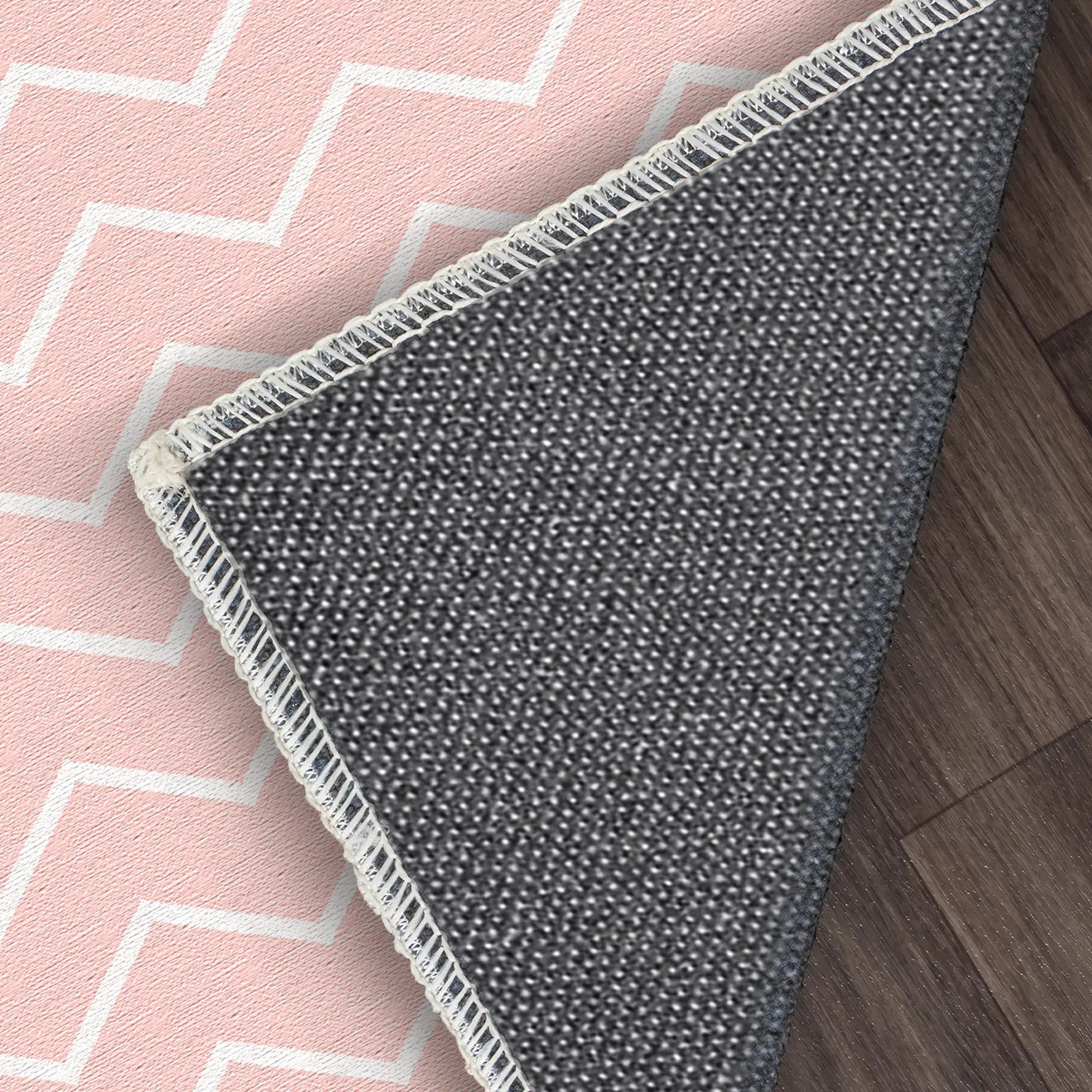 Waschbarer Rosa Chevron-Teppich