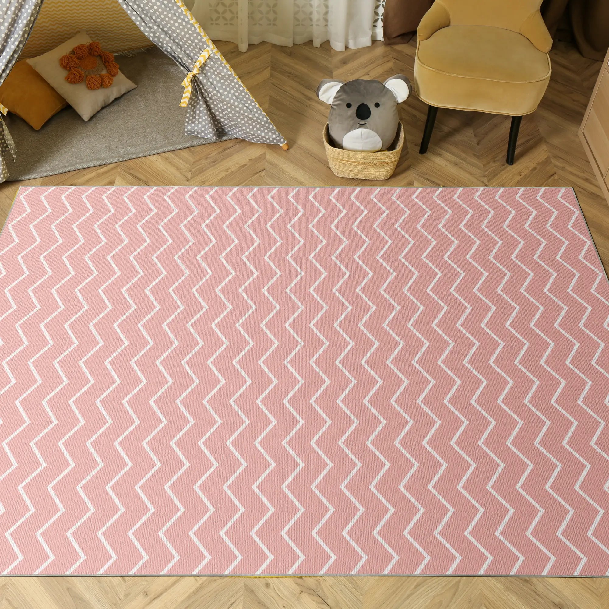 Waschbarer Rosa Chevron-Teppich