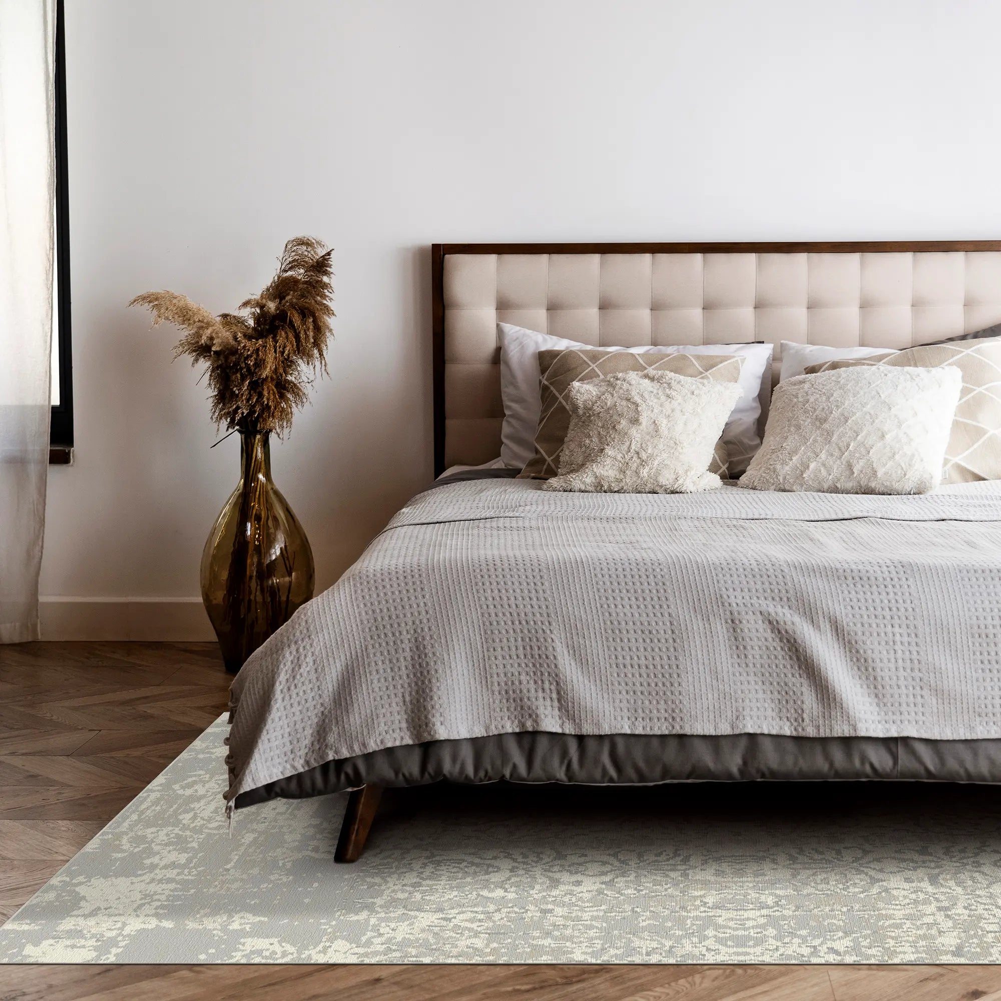 Verblasster Vintage Damast Teppich im Used-Look