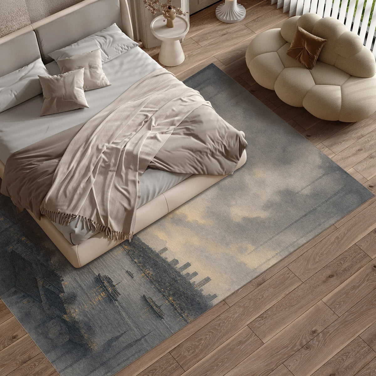 Ein rechteckiger Teppich mit einem abstrakten Istanbul-Landschaftsdesign in Blau-, Grau- und Beigetönen, auf einem hellen Holzboden neben einem Bett in einem modernen Schlafzimmer arrangiert.
