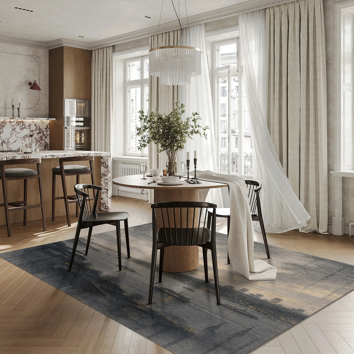 Ein Istanbul-Teppich in einem Essbereich einer hellen, modernen Wohnung mit einem runden Holztisch, vier schwarzen Stühlen, einem großen grauen und blauen Teppich mit abstraktem Muster sowie einer hohen Vase mit Grünpflanzen auf einem hellen Holzboden.