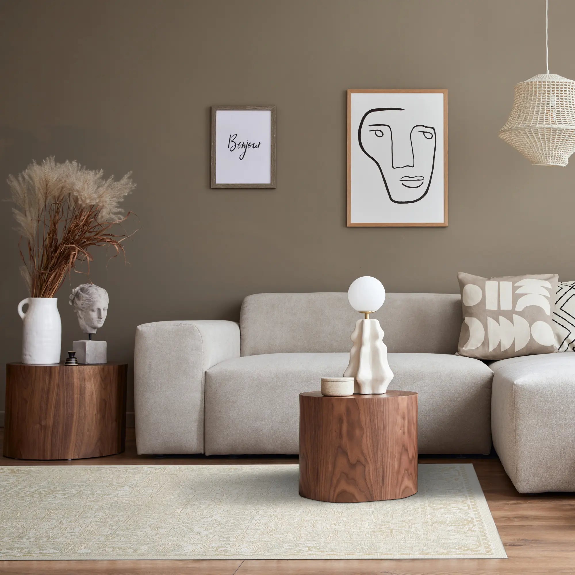 Alabasterfarbener Teppich mit Rankenmuster