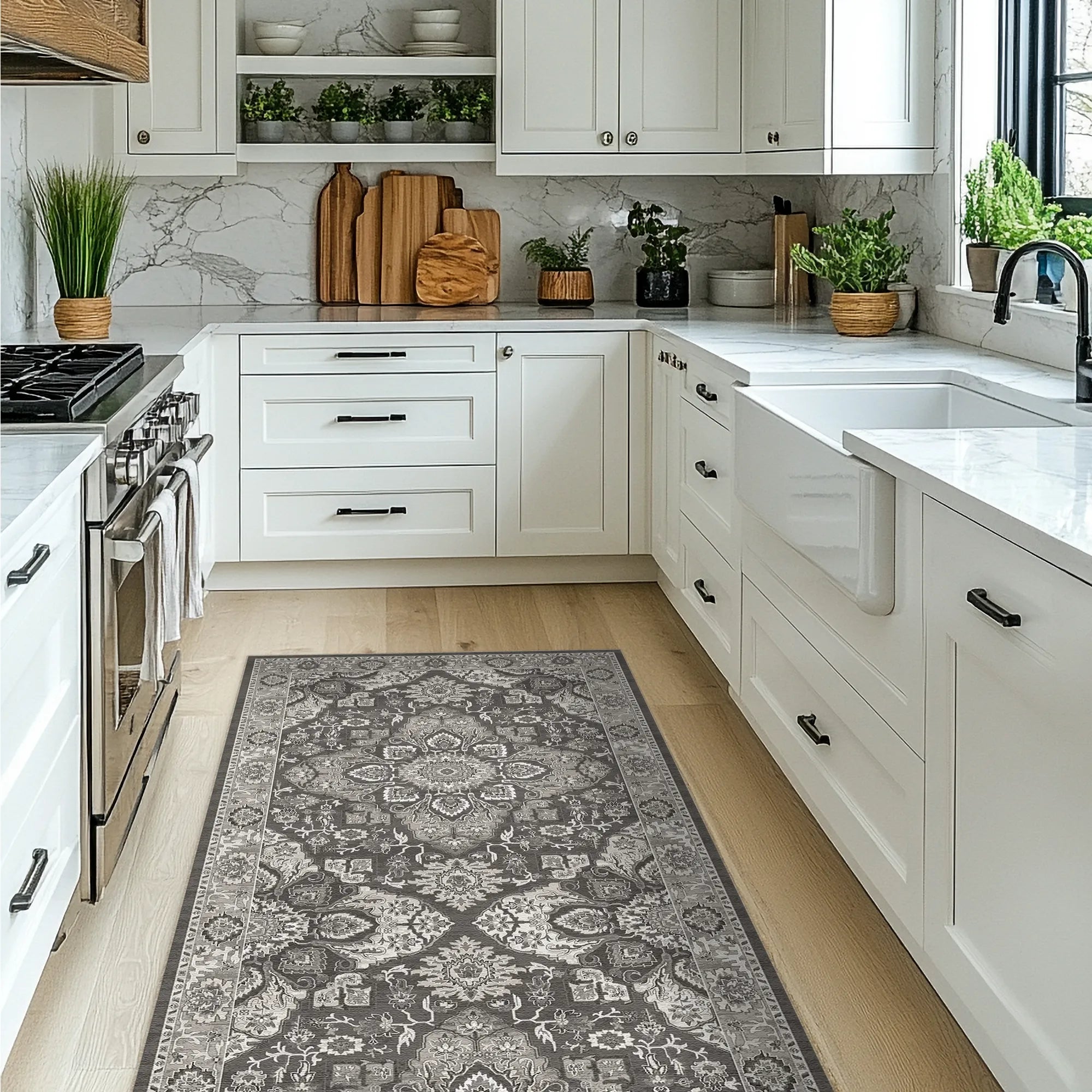 Moderne Küche mit weißen Schränken, Marmorarbeitsplatte und dekorativem Teppich auf Holzboden.