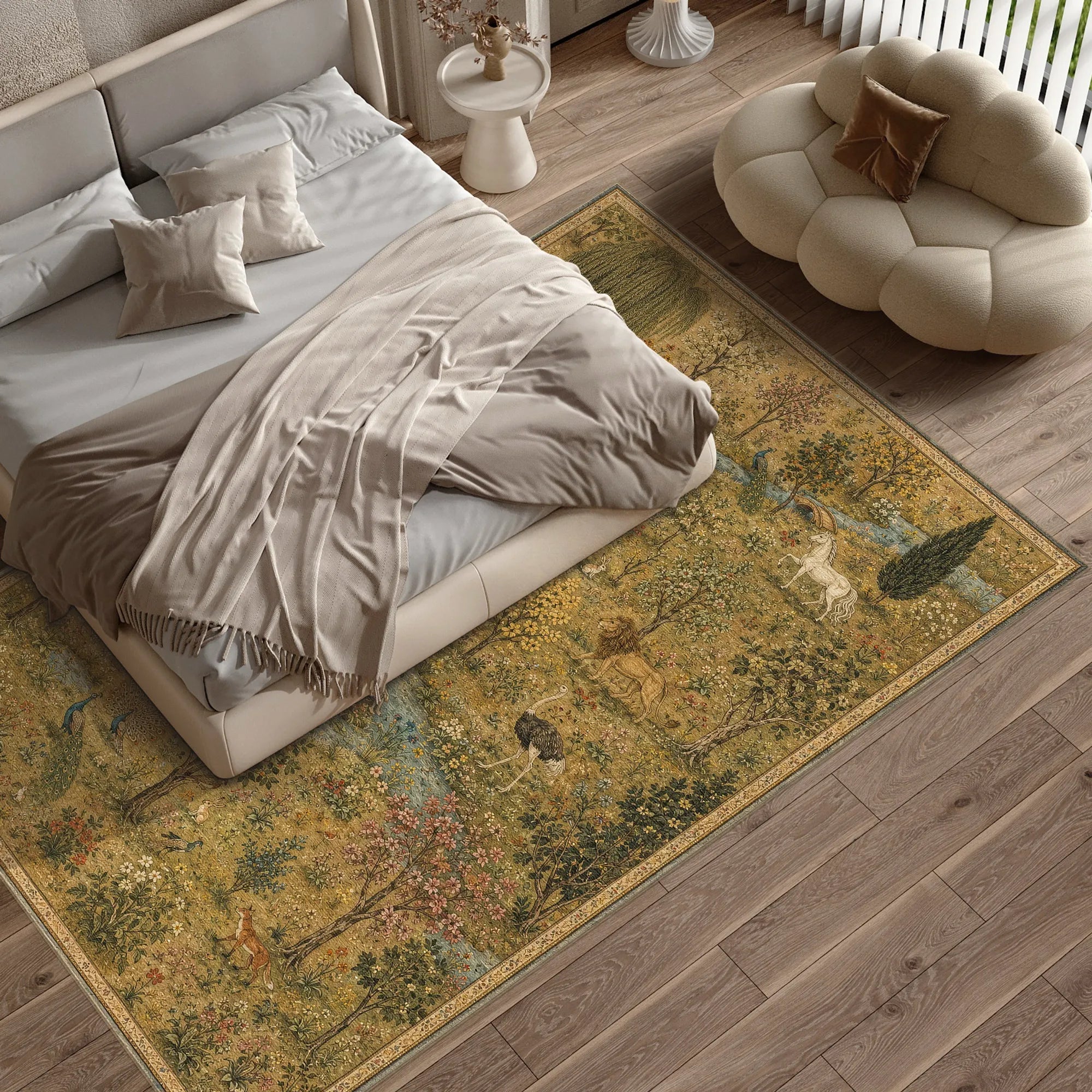 Ein großer rechteckiger Teppich mit einem Vintage-Botanischen- und Tiermuster in gedämpften Gelb-, Grün- und Brauntönen, auf einem Holzboden rund um ein Bett und einen wolkenförmigen Pouf in einem Schlafzimmer arrangiert.