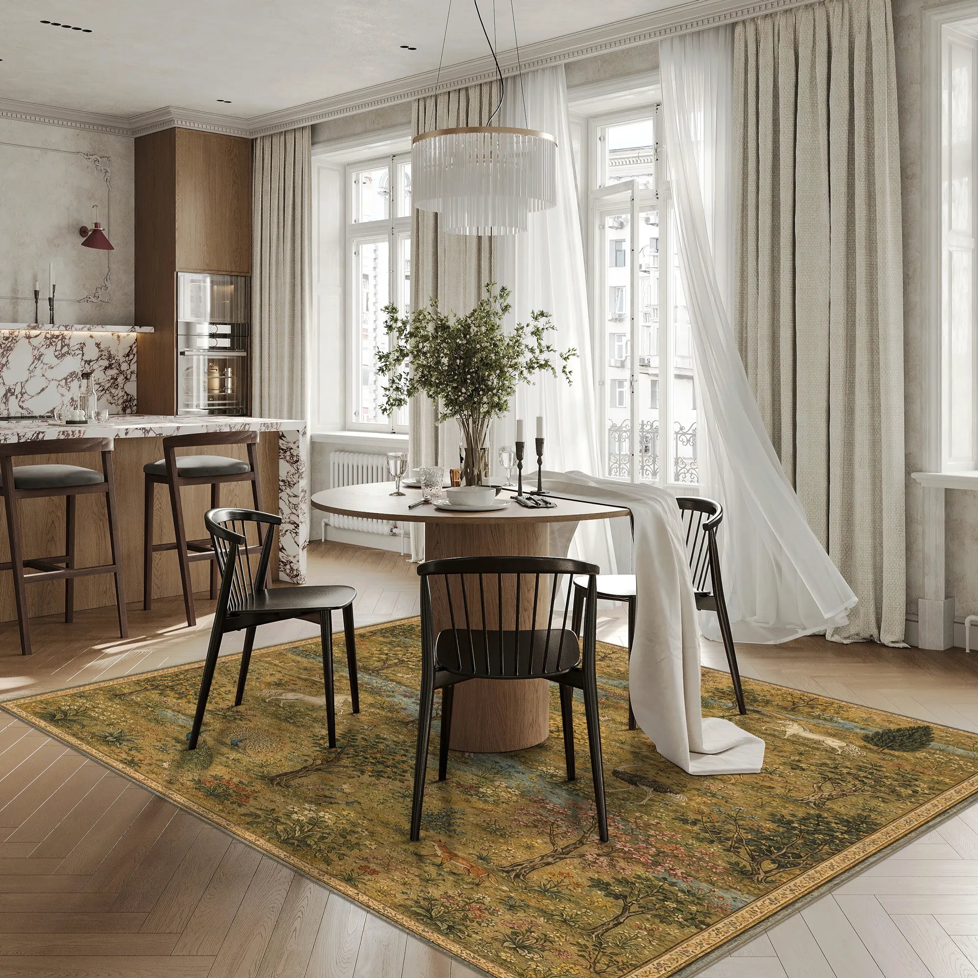 Ein großer rechteckiger Teppich mit einem abstrakten Vintage-Muster in Olivgrün, Senfgelb und Beige, gestaltet in einem hellen, modernen Esszimmer mit einem runden Holztisch, schwarzen Stühlen und weißen Vorhängen.