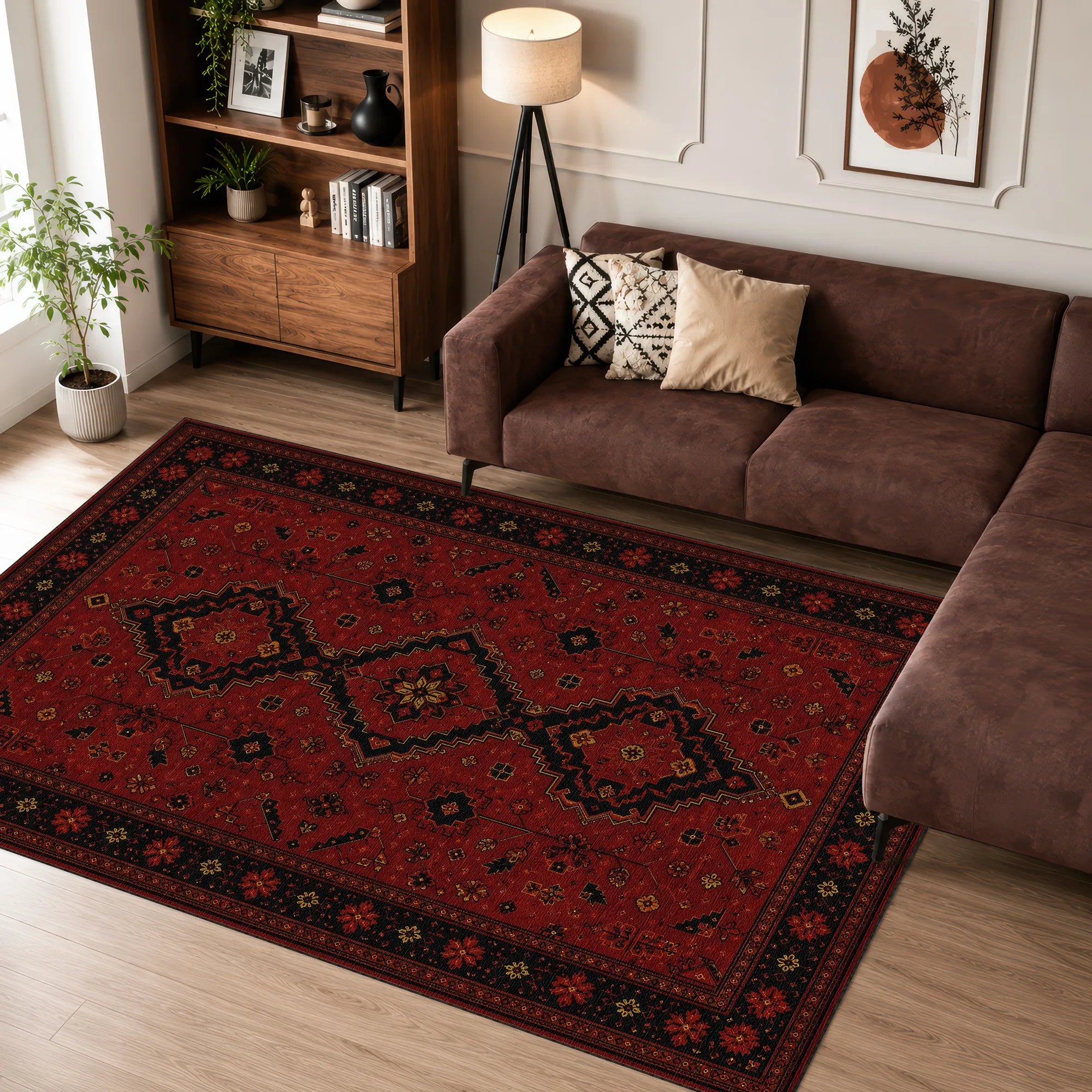 Ein großer rechteckiger Teppich mit einem traditionellen geometrischen Muster in Rot, Schwarz und Beige, arrangiert in einem Wohnzimmer auf einem hellen Holzboden neben einem braunen Ecksofa.