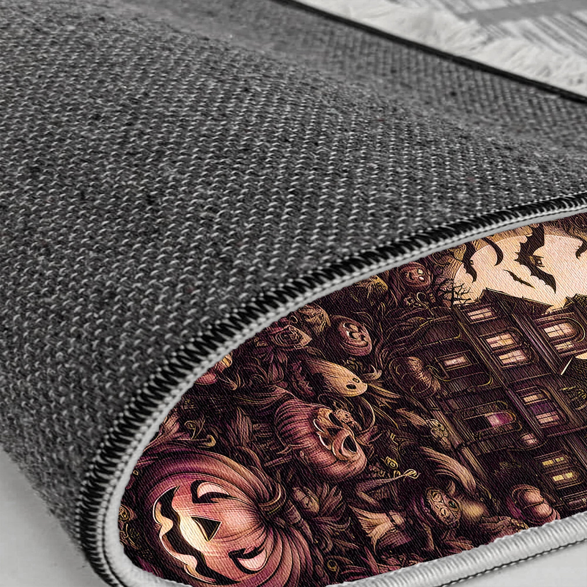 Kürbisorangefarbener Teppich im Stil des Spukhauses