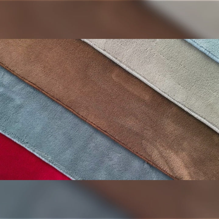 Eleganter Teppich in schlichter Farbe